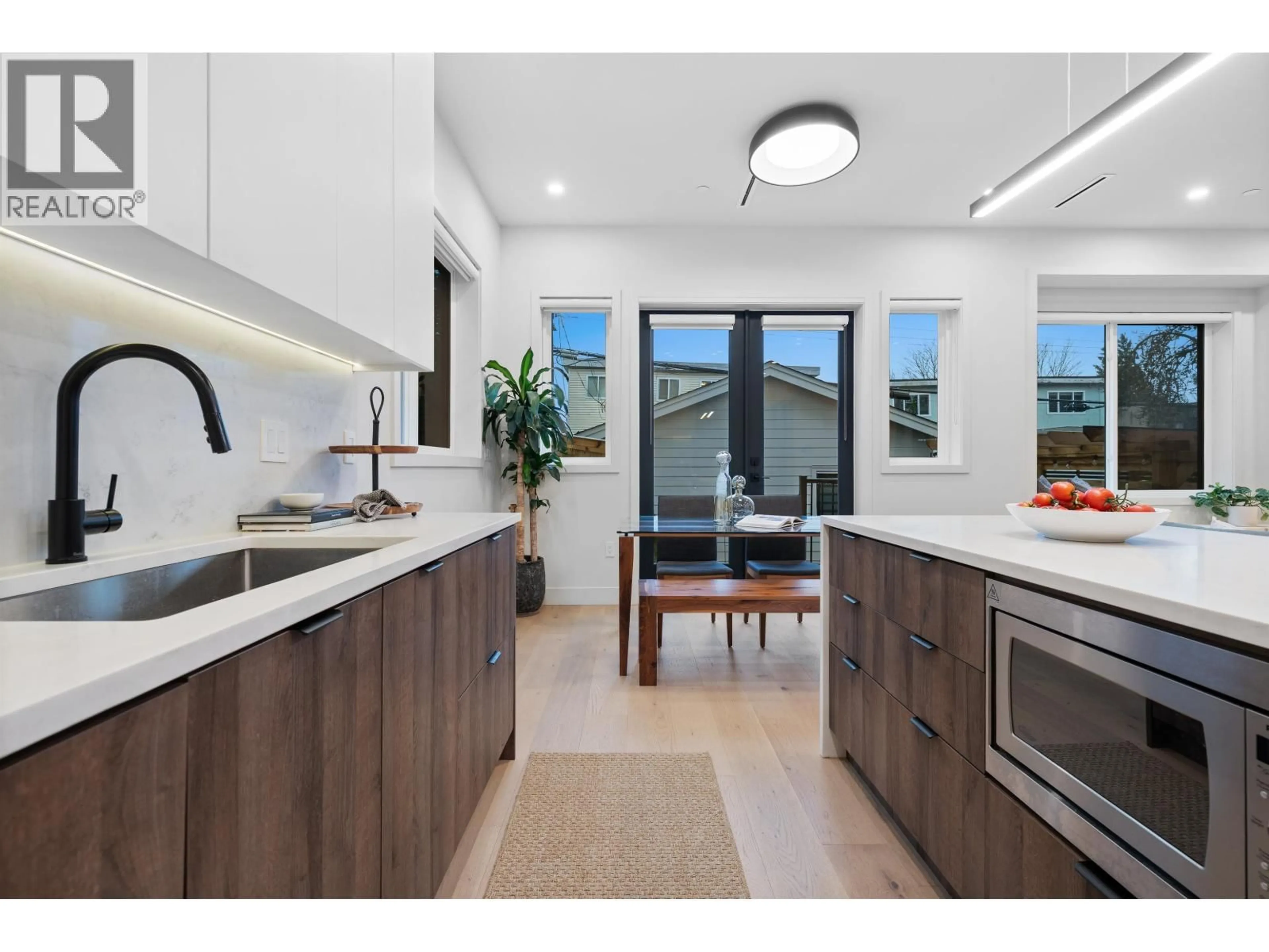 Open concept kitchen, ceramic/tile floor for 919 10TH AVENUE, Vancouver British Columbia V5T2B3