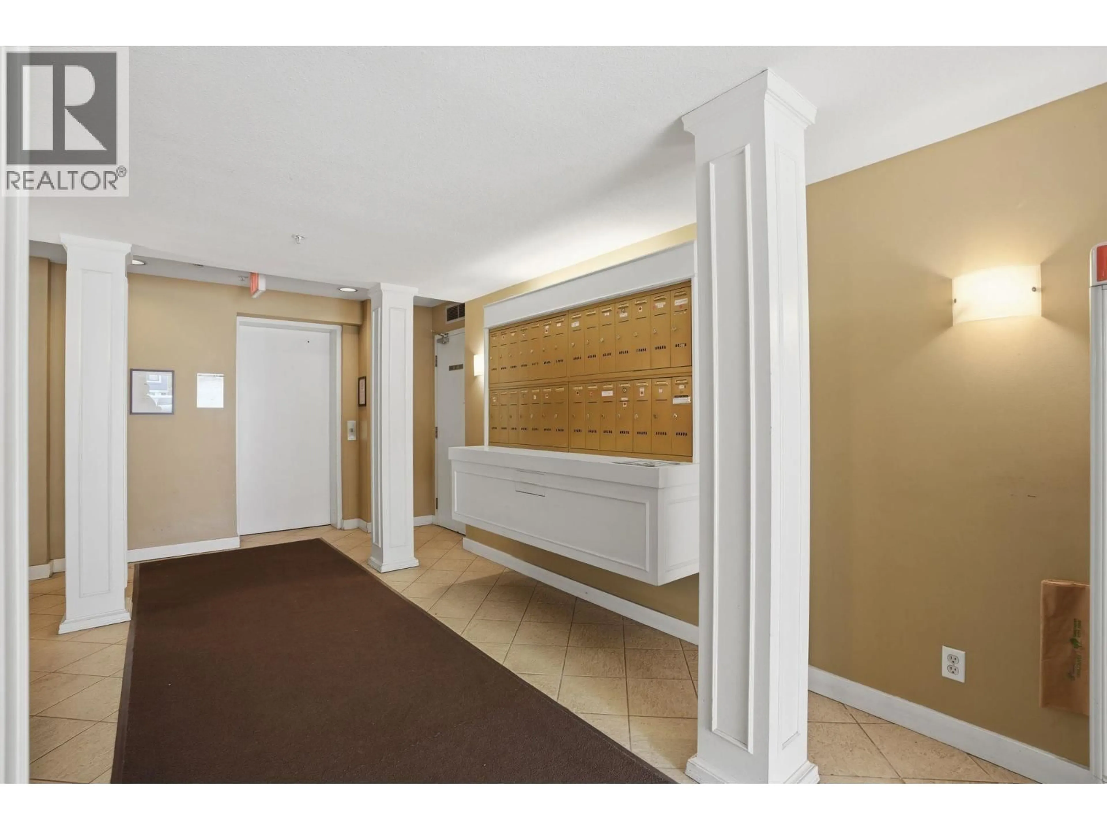 Indoor foyer for 202 - 2195 5TH AVENUE, Vancouver British Columbia V6K1S1