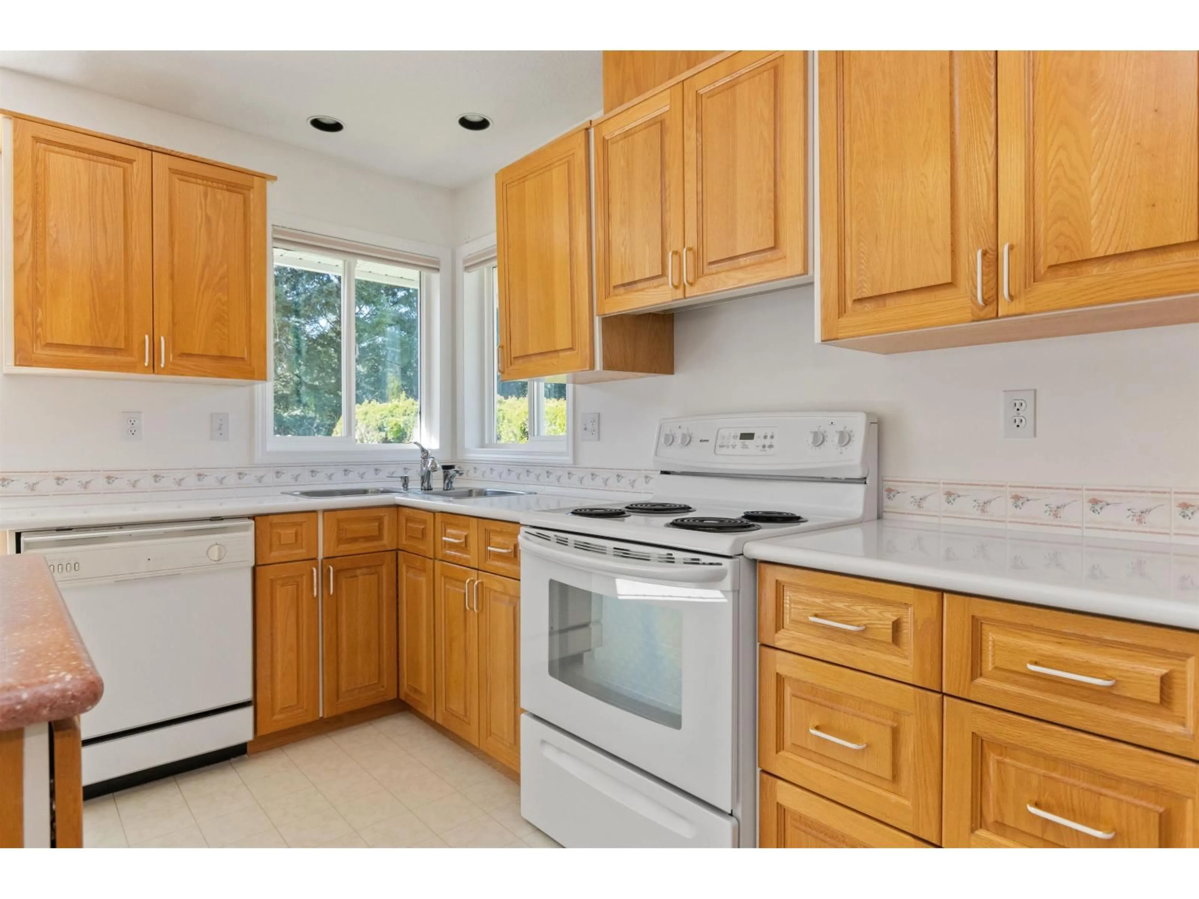 Standard kitchen, ceramic/tile floor for 21095 SWALLOW PLACE, Hope British Columbia V0X1L1