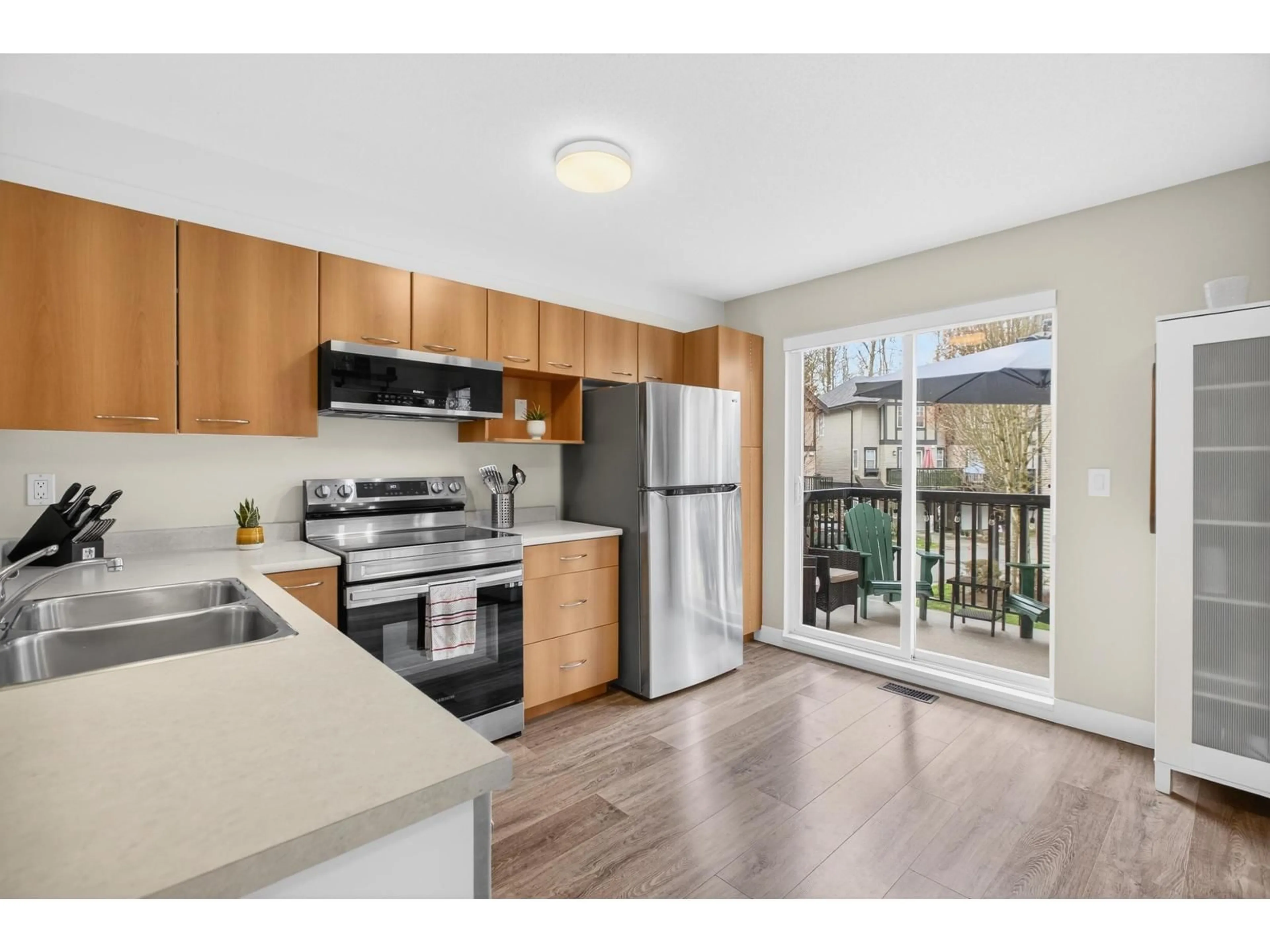 Open concept kitchen, wood/laminate floor for 62 - 20176 68 AVENUE, Langley British Columbia V2Y2X7