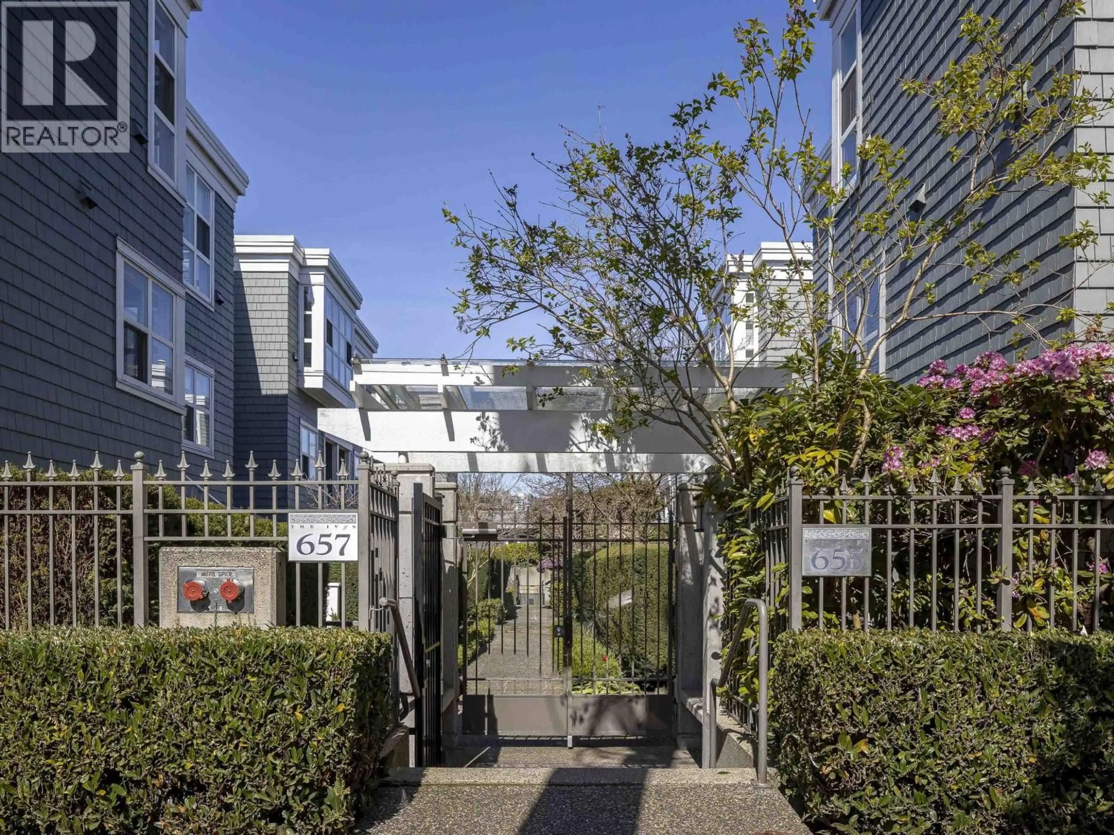 Indoor foyer for 210 - 655 7TH AVENUE, Vancouver British Columbia V5Z1B6