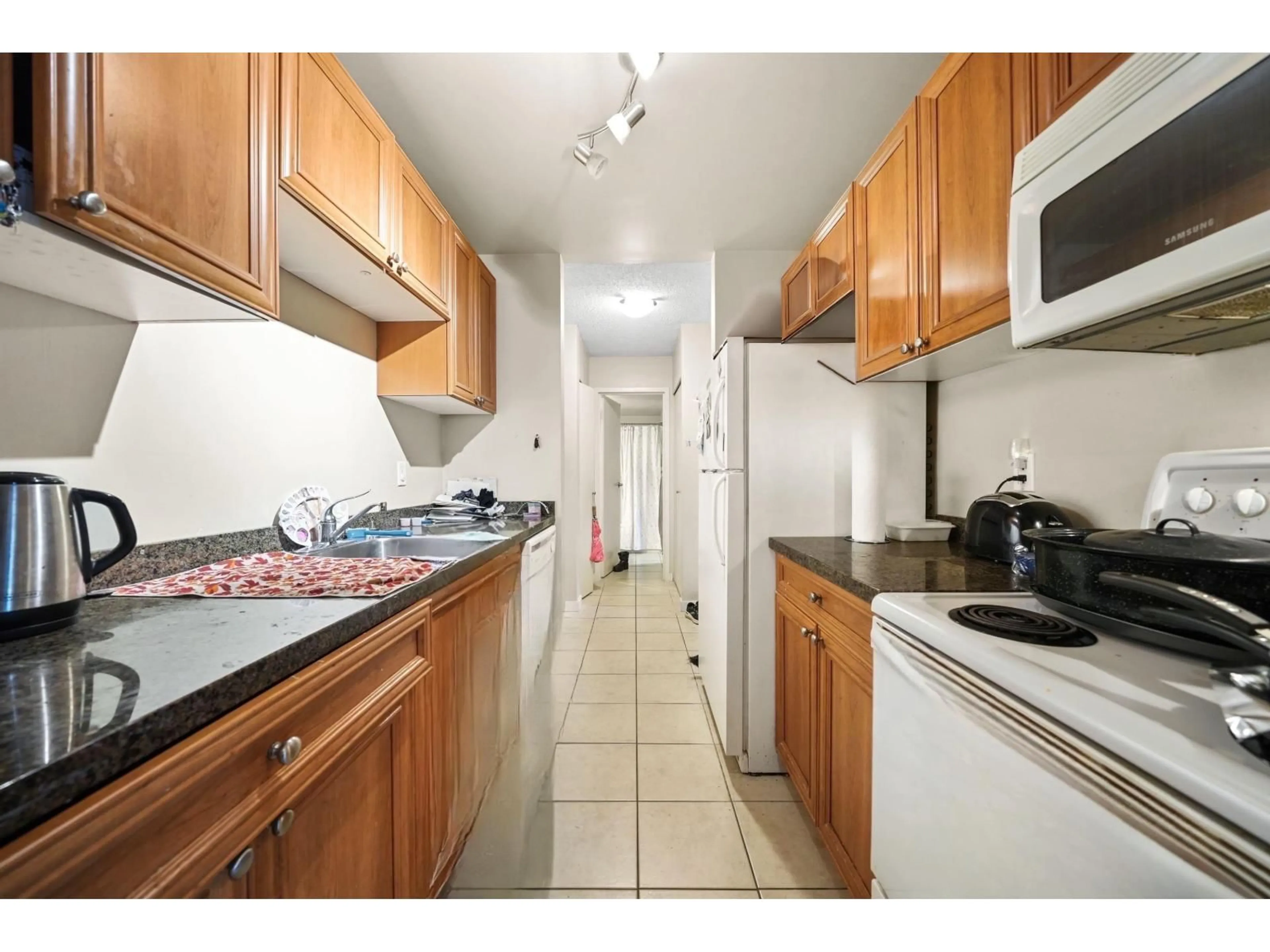 Standard kitchen, unknown for 3 - 1870 SOUTHMERE CRESCENT EAST, Surrey British Columbia V4A7A3