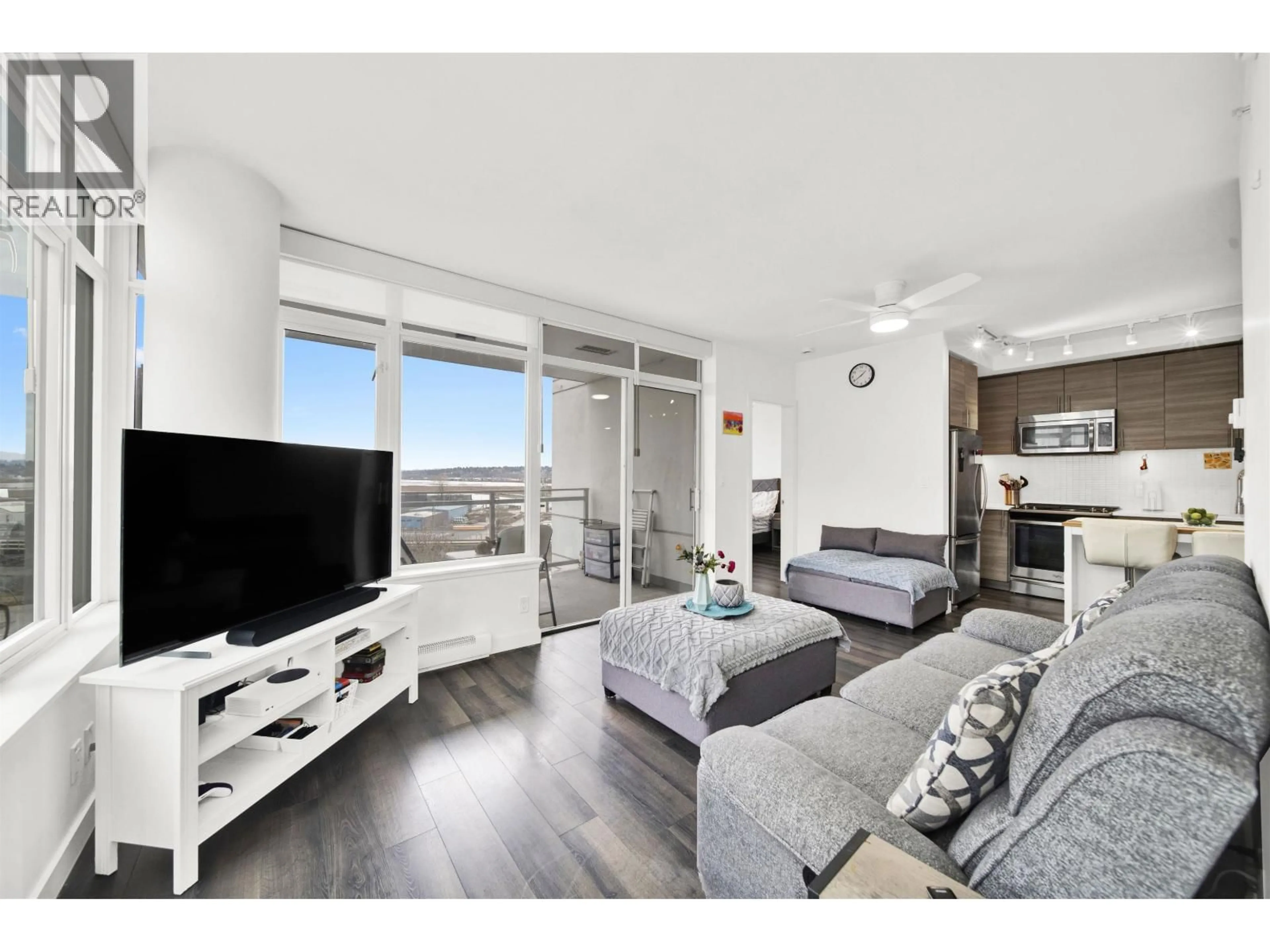 Living room with furniture, wood/laminate floor for 307 - 200 NELSON'S CRESCENT, New Westminster British Columbia V3L0H4