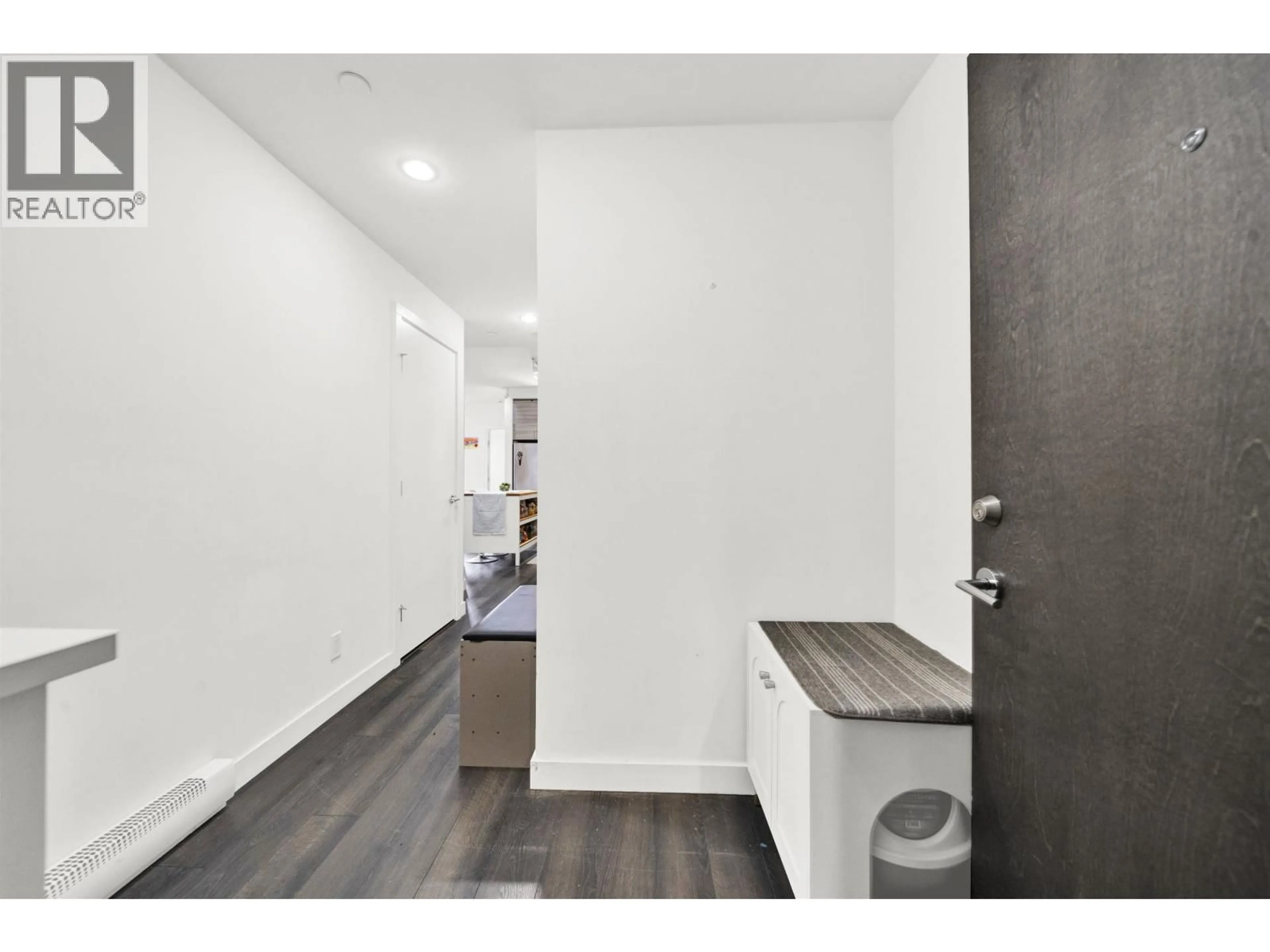 Indoor entryway for 307 - 200 NELSON'S CRESCENT, New Westminster British Columbia V3L0H4