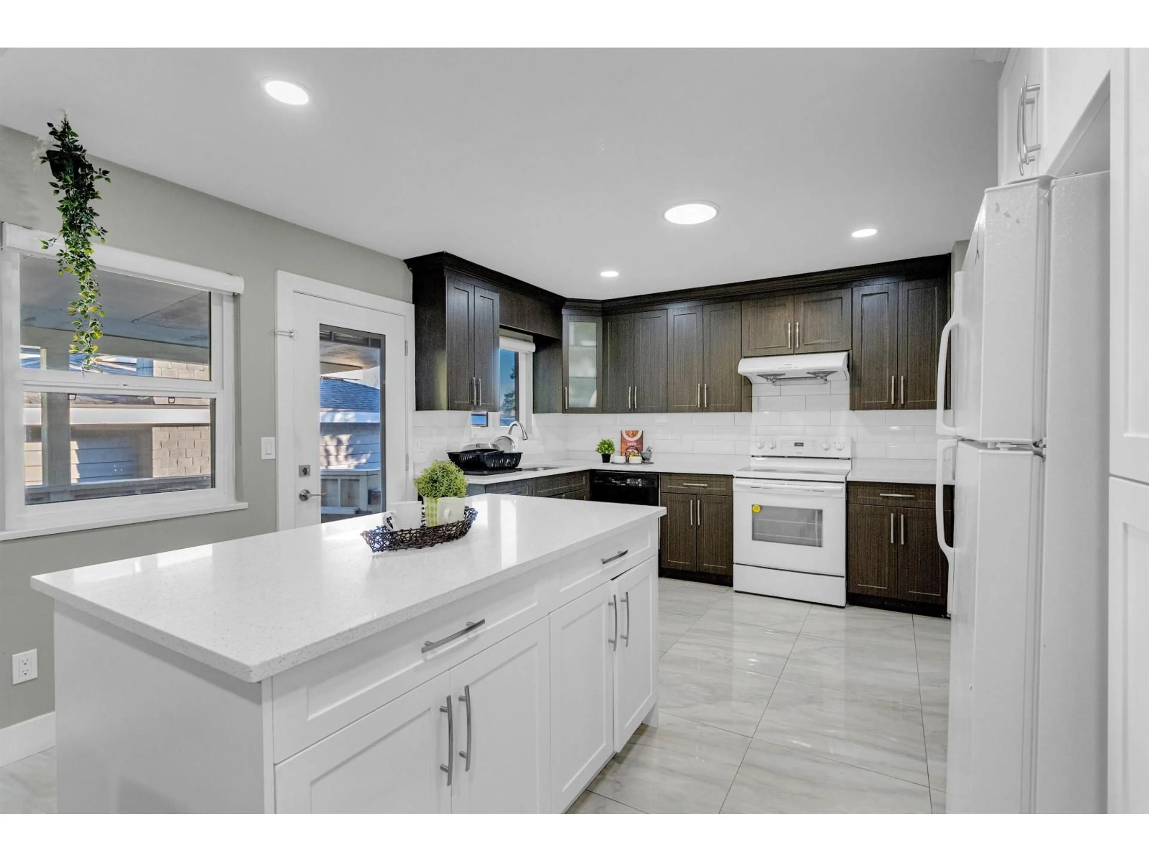 Open concept kitchen, ceramic/tile floor for 14458 CHARTWELL DRIVE, Surrey British Columbia V3S5E4