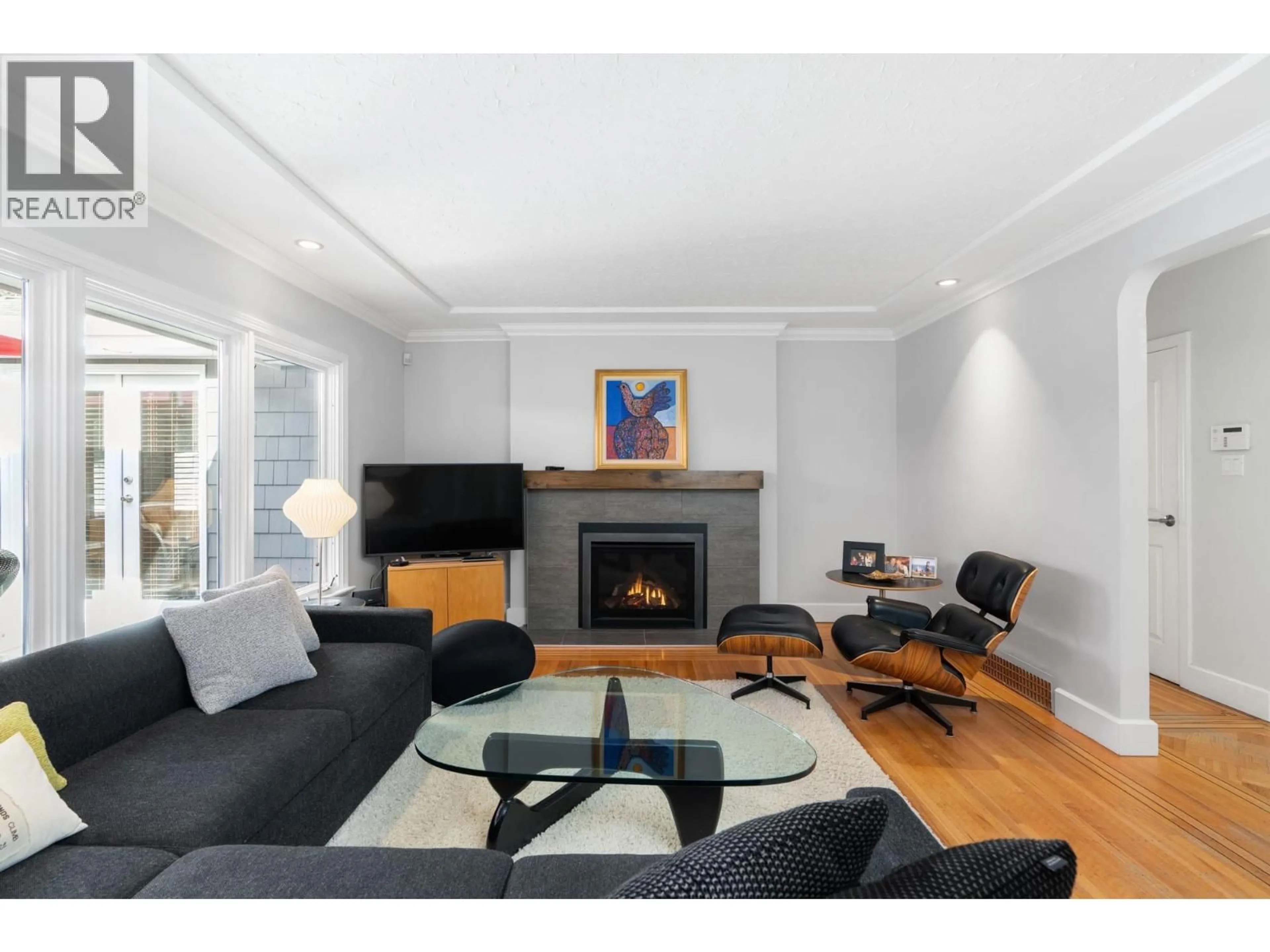 Living room with furniture, wood/laminate floor for 956 BELVISTA CRESCENT, North Vancouver British Columbia V7R2B4