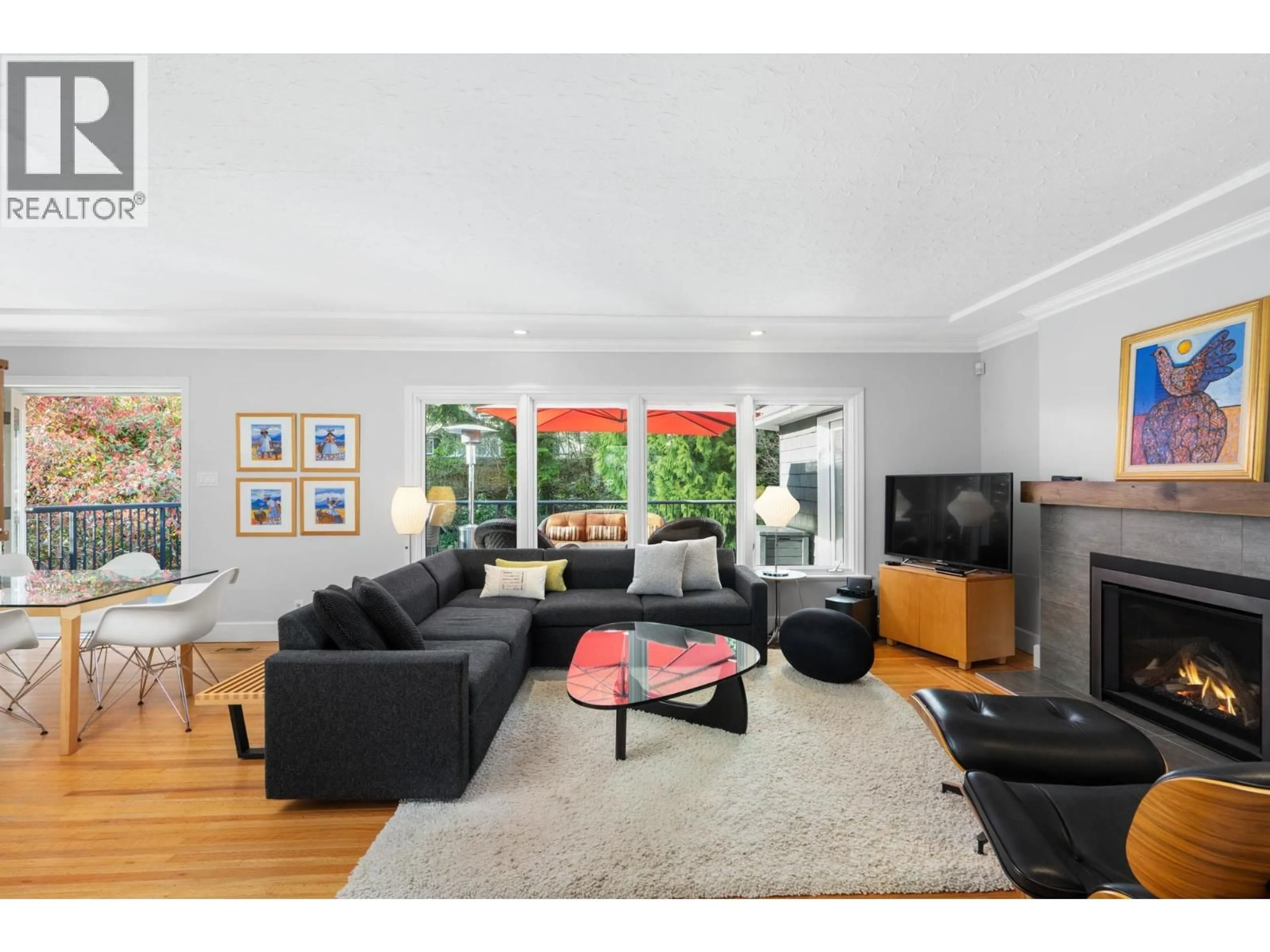 Living room with furniture, unknown for 956 BELVISTA CRESCENT, North Vancouver British Columbia V7R2B4