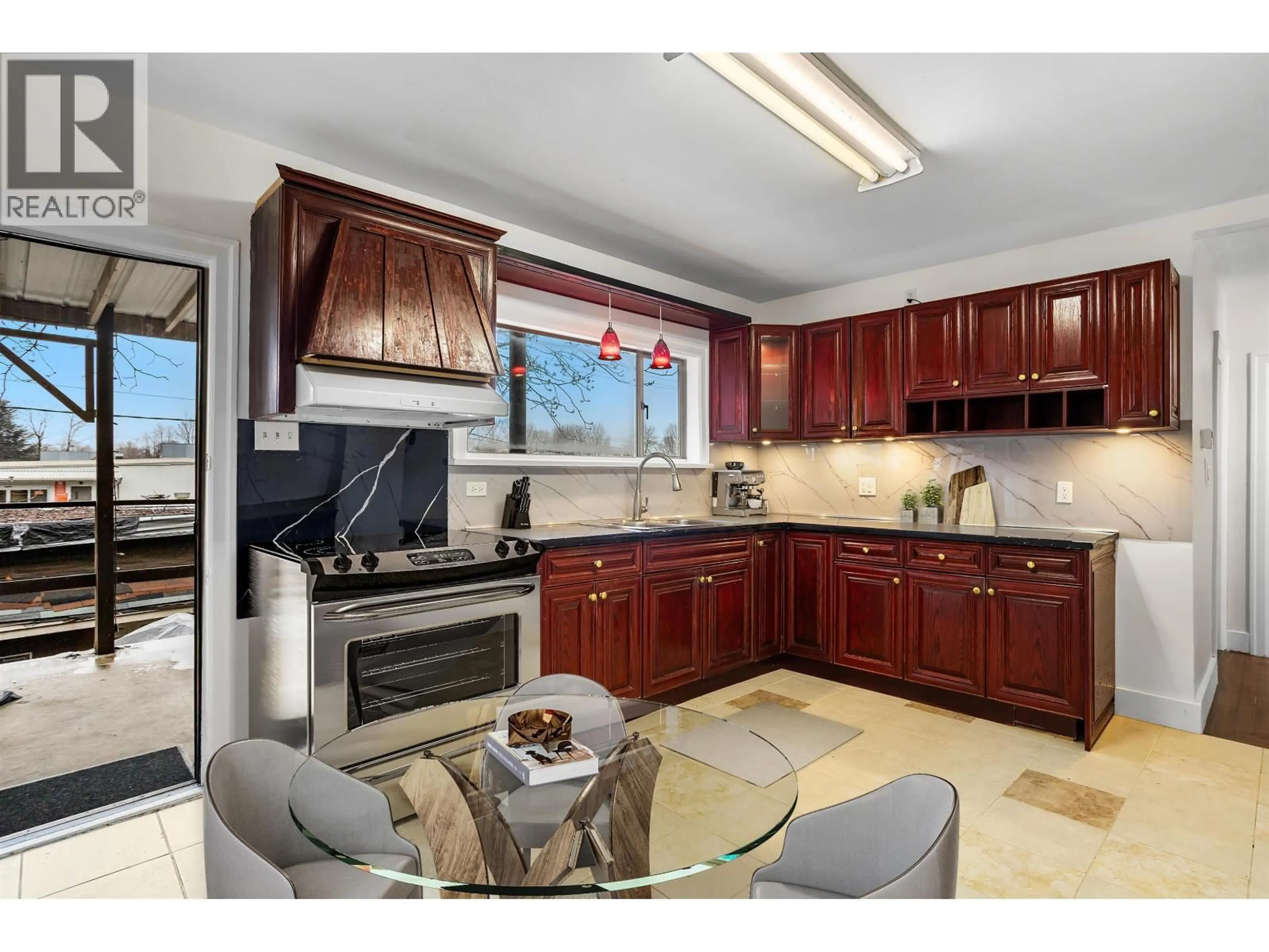 Open concept kitchen, ceramic/tile floor for 454 ROUSSEAU STREET, New Westminster British Columbia V3L3R3