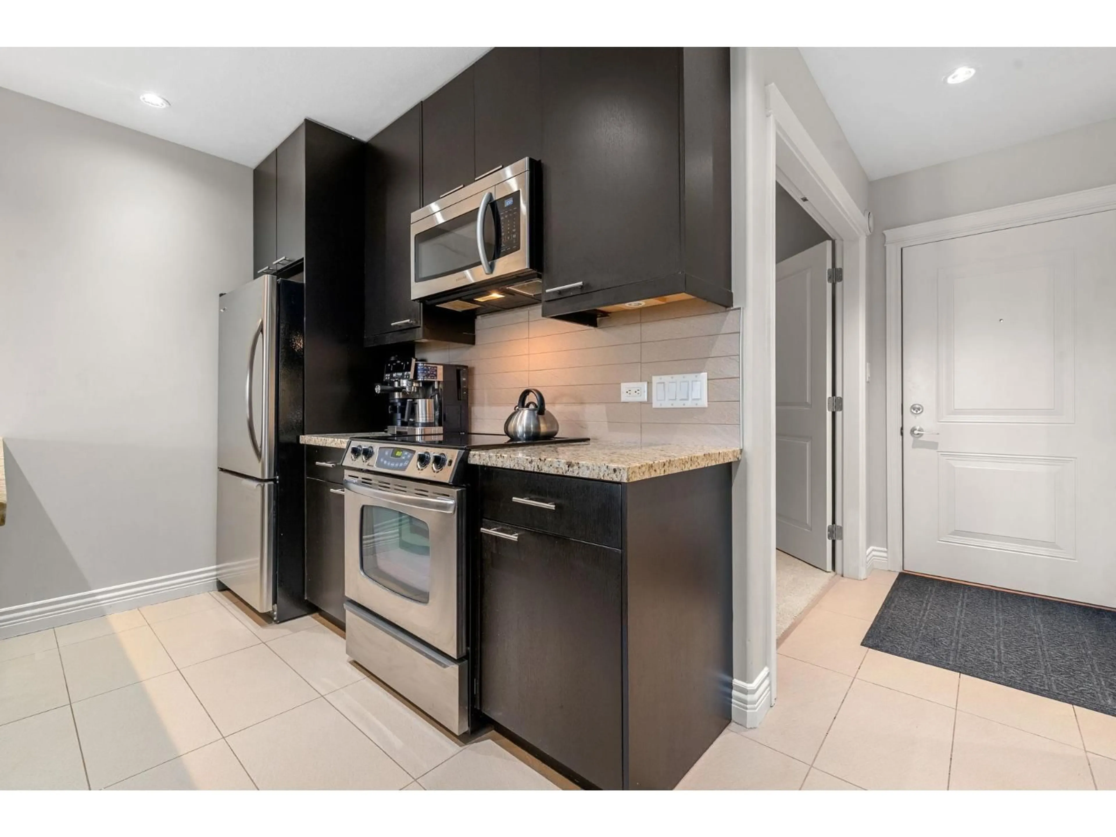 Standard kitchen, unknown for 203 - 2970 KING GEORGE BOULEVARD, Surrey British Columbia V4P0E6