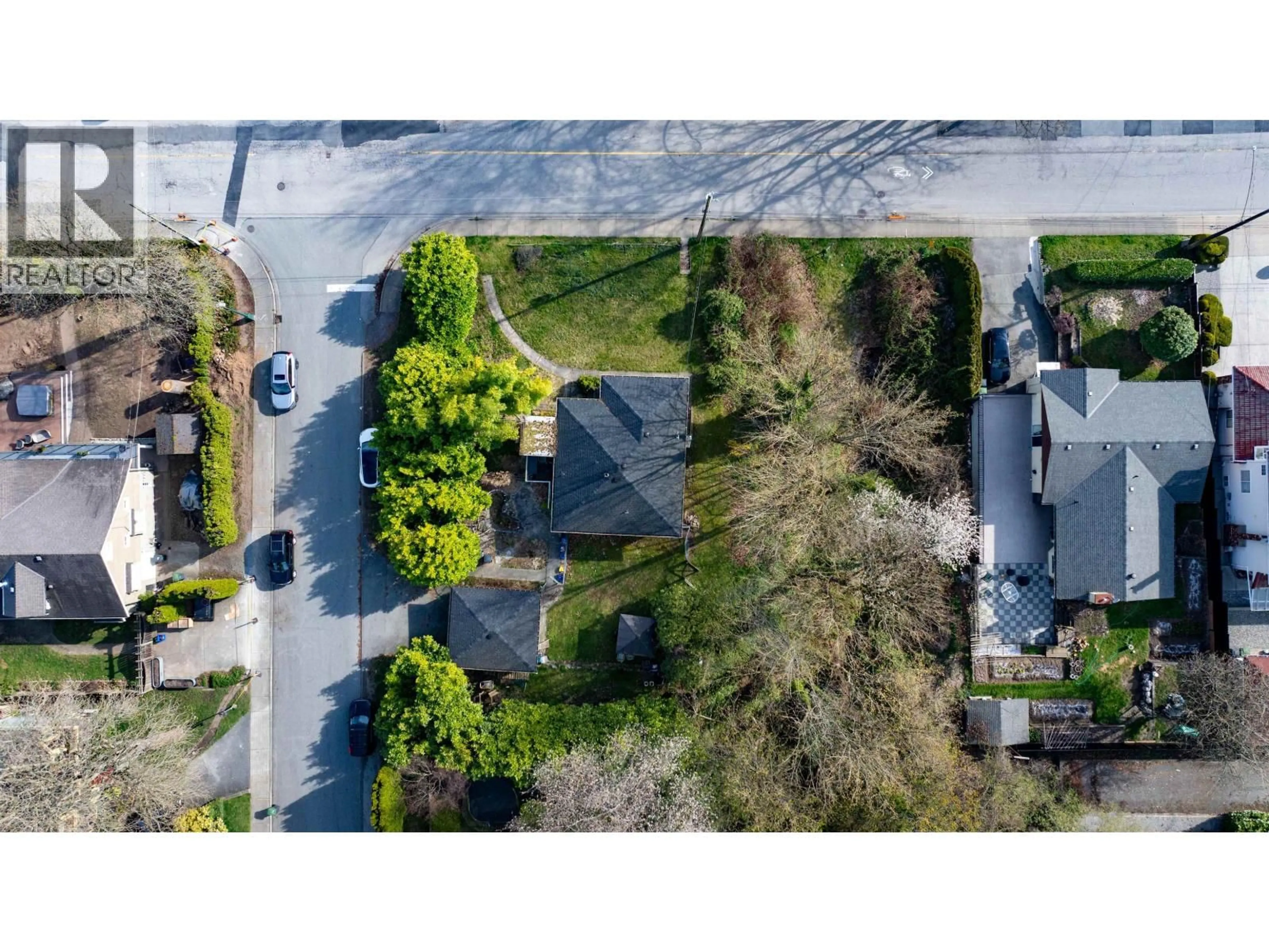 A pic from outside/outdoor area/front of a property/back of a property/a pic from drone, street for 971 ROCHESTER AVENUE, Coquitlam British Columbia V3K2W5