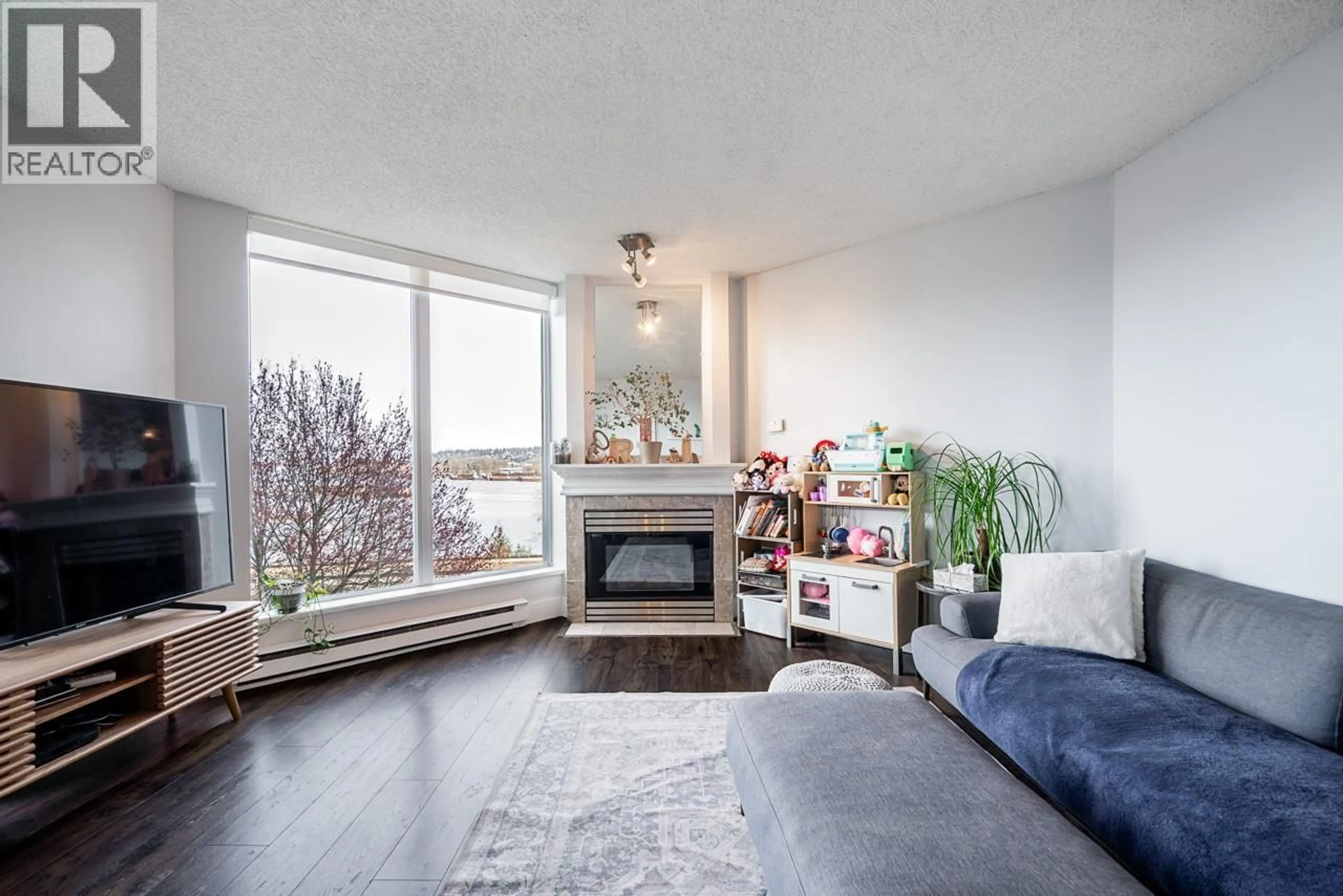 Living room with furniture, wood/laminate floor for 504 - 69 JAMIESON COURT, New Westminster British Columbia V3L5R3