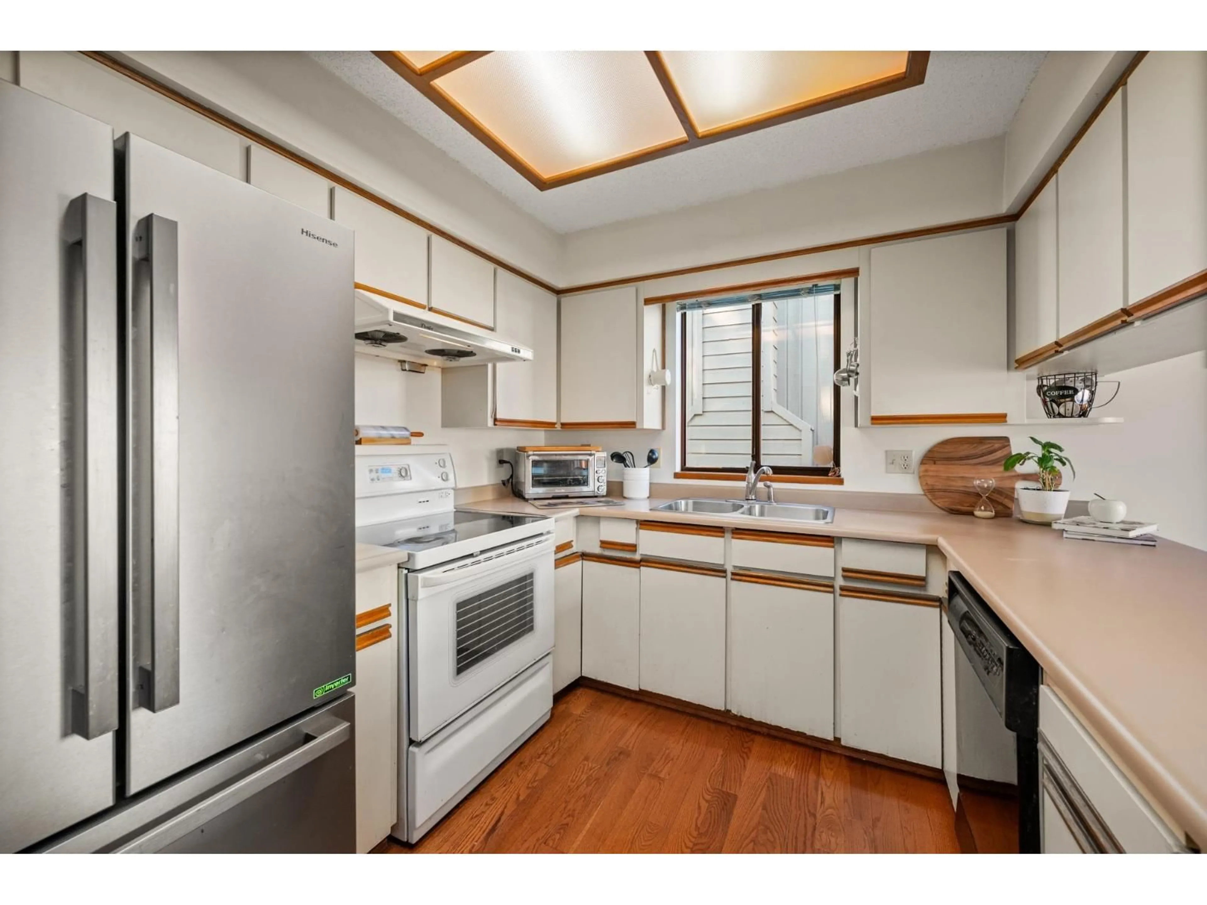 Standard kitchen, wood/laminate floor for 6426 WADE ROAD, Delta British Columbia V4E3H9