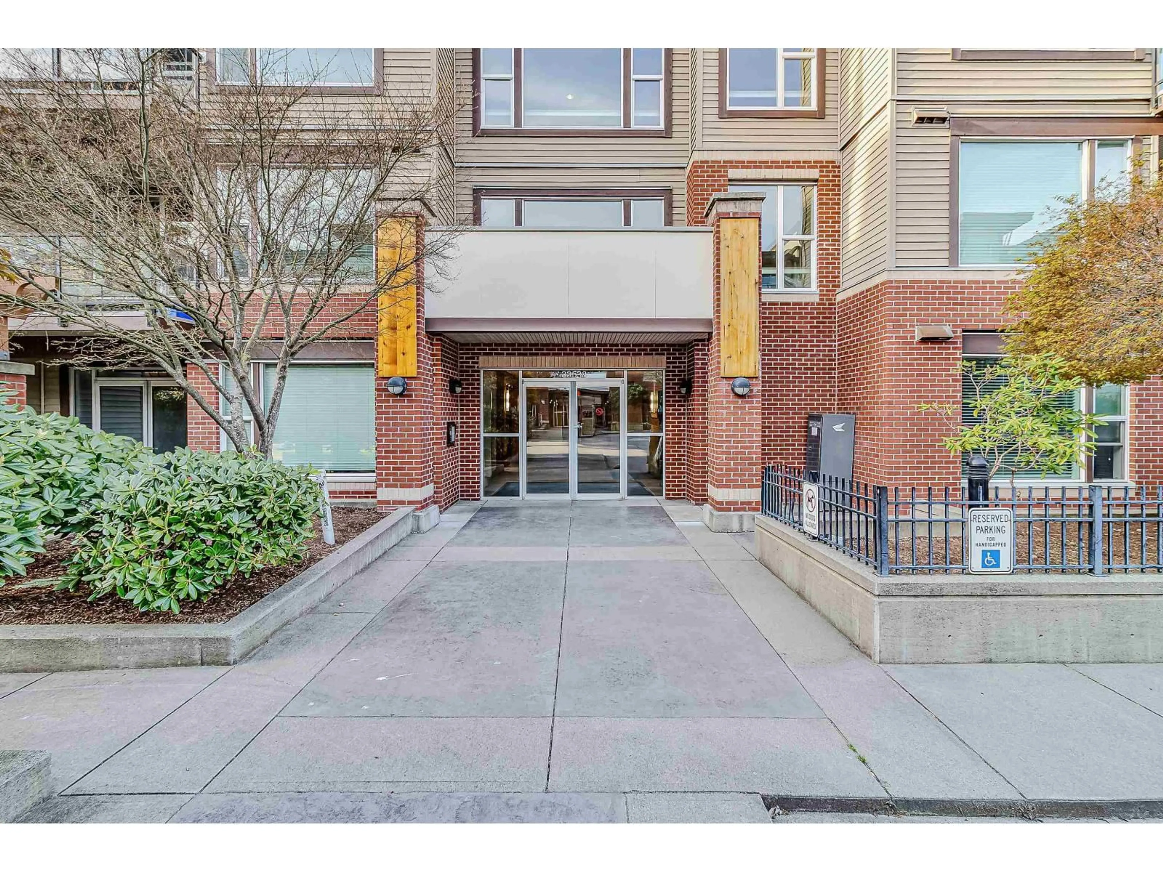 Indoor foyer for 214 - 33538 MARSHALL ROAD, Abbotsford British Columbia V2S0C7