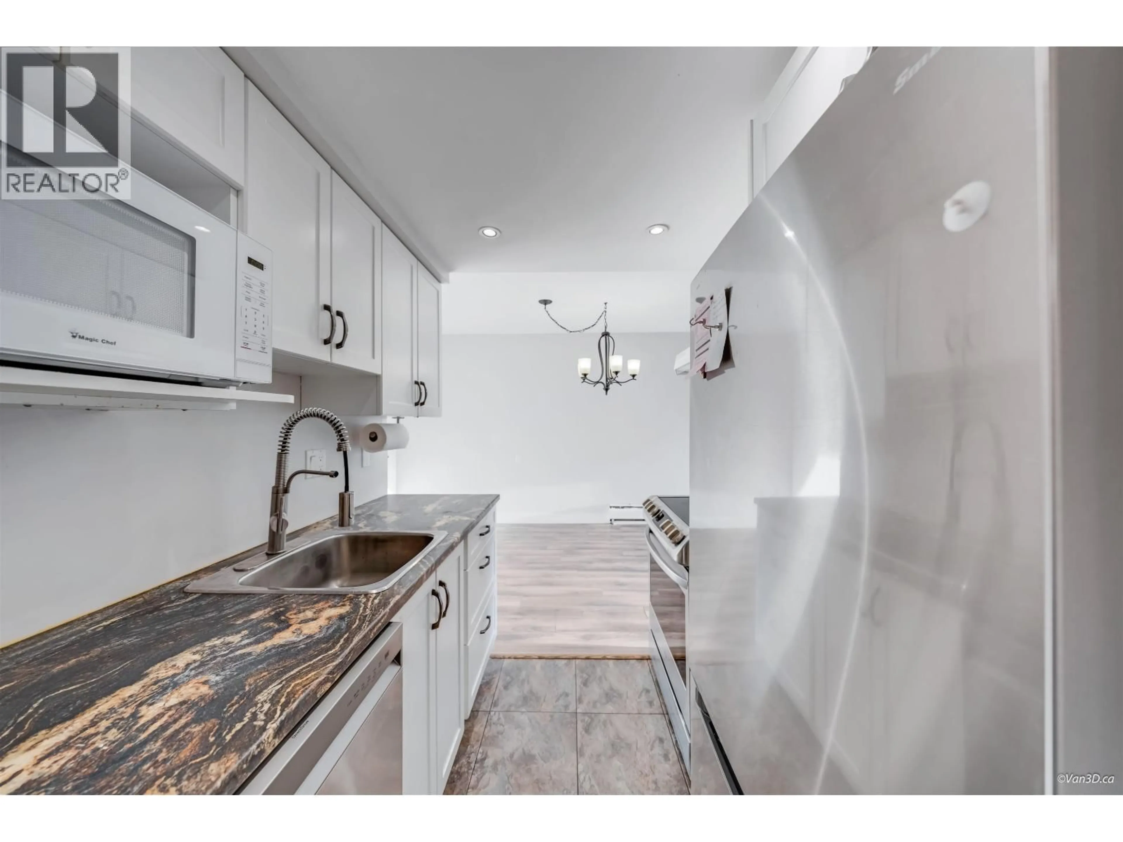 Open concept kitchen, ceramic/tile floor for 320 - 3080 LONSDALE AVENUE, North Vancouver British Columbia V7N3J5