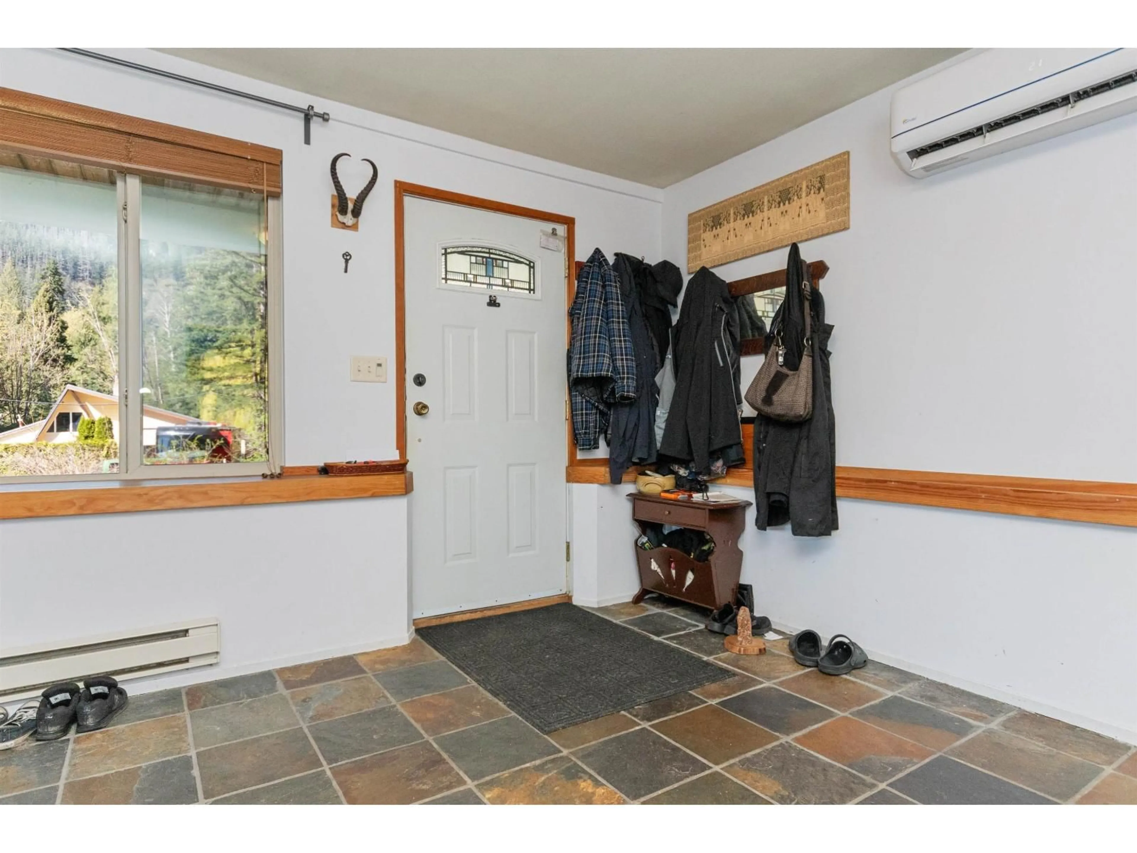 Indoor entryway for 66662 SUMMER ROAD, Hope British Columbia V0X1L1