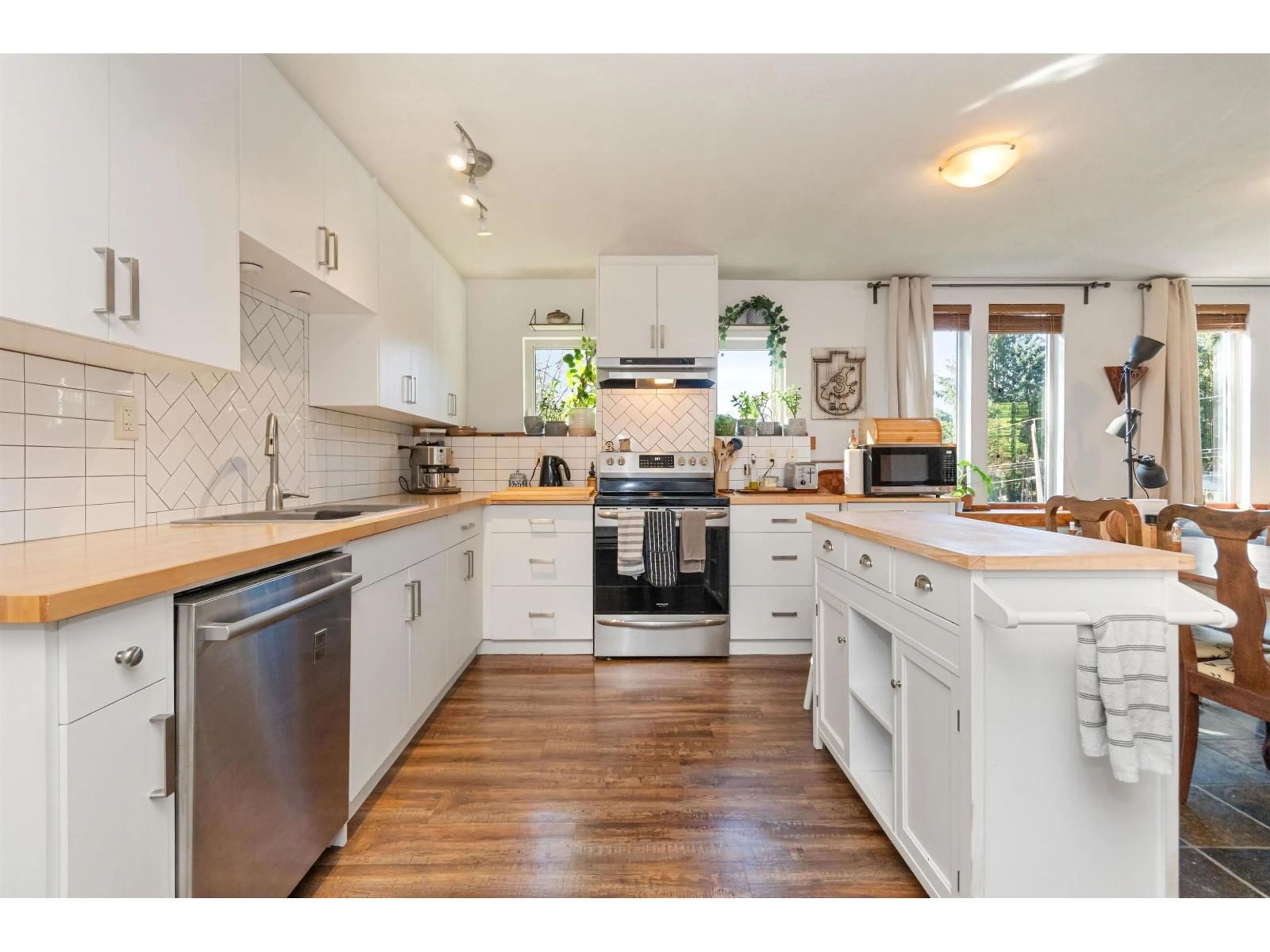 Open concept kitchen, unknown for 66662 SUMMER ROAD, Hope British Columbia V0X1L1