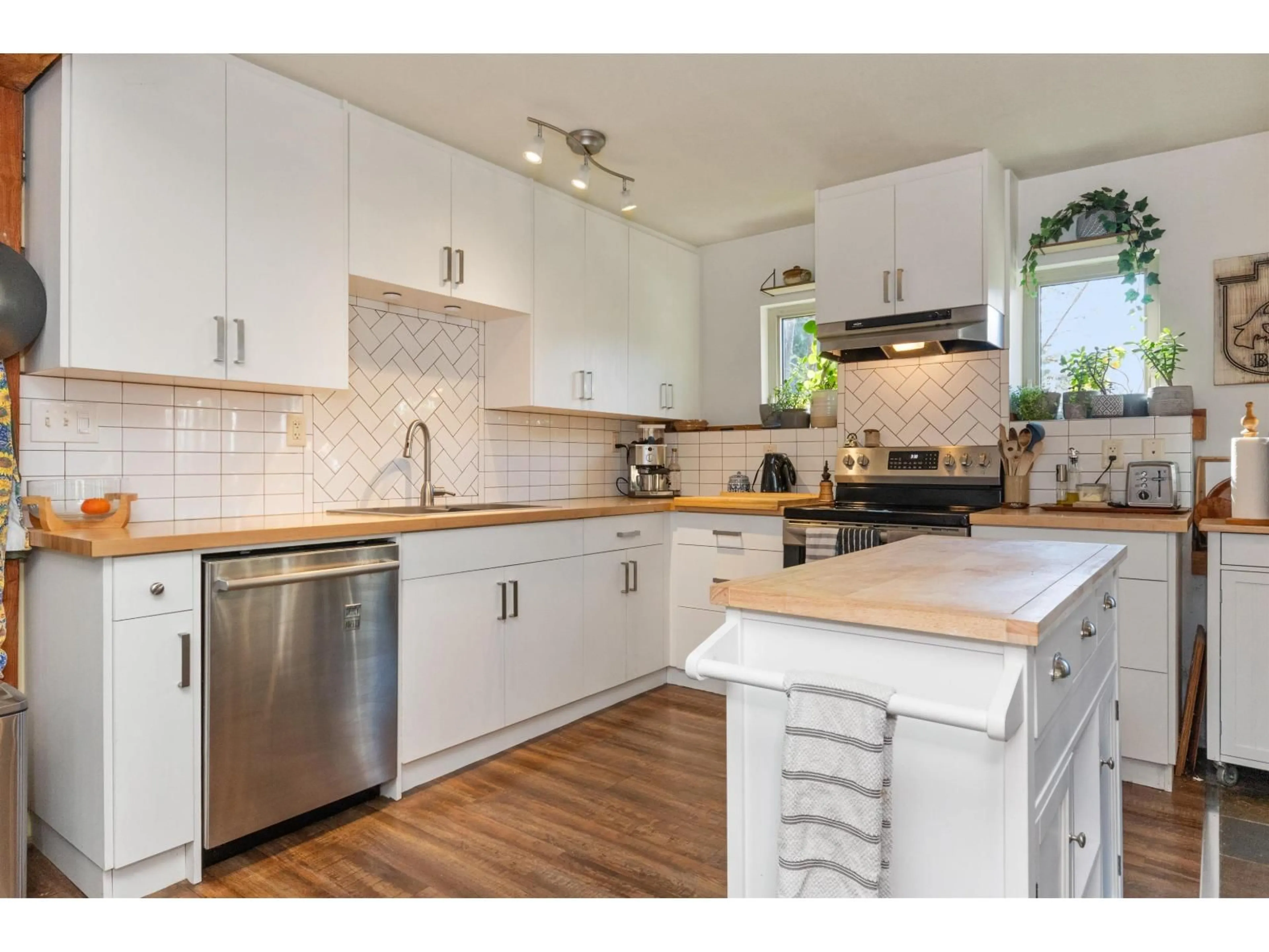 Open concept kitchen, unknown for 66662 SUMMER ROAD, Hope British Columbia V0X1L1