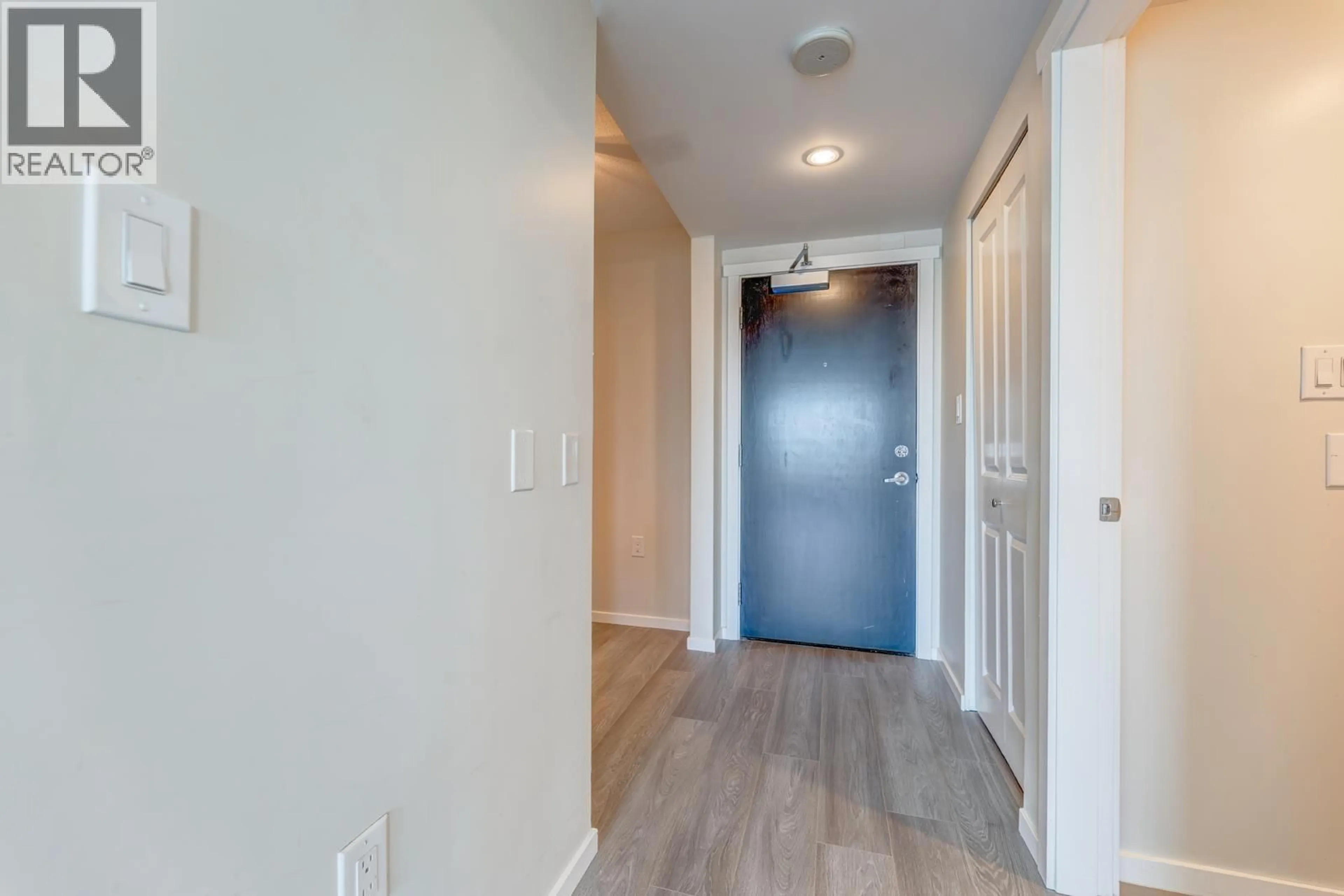 Indoor entryway for 203 - 6658 DOW AVENUE, Burnaby British Columbia V5H0C7