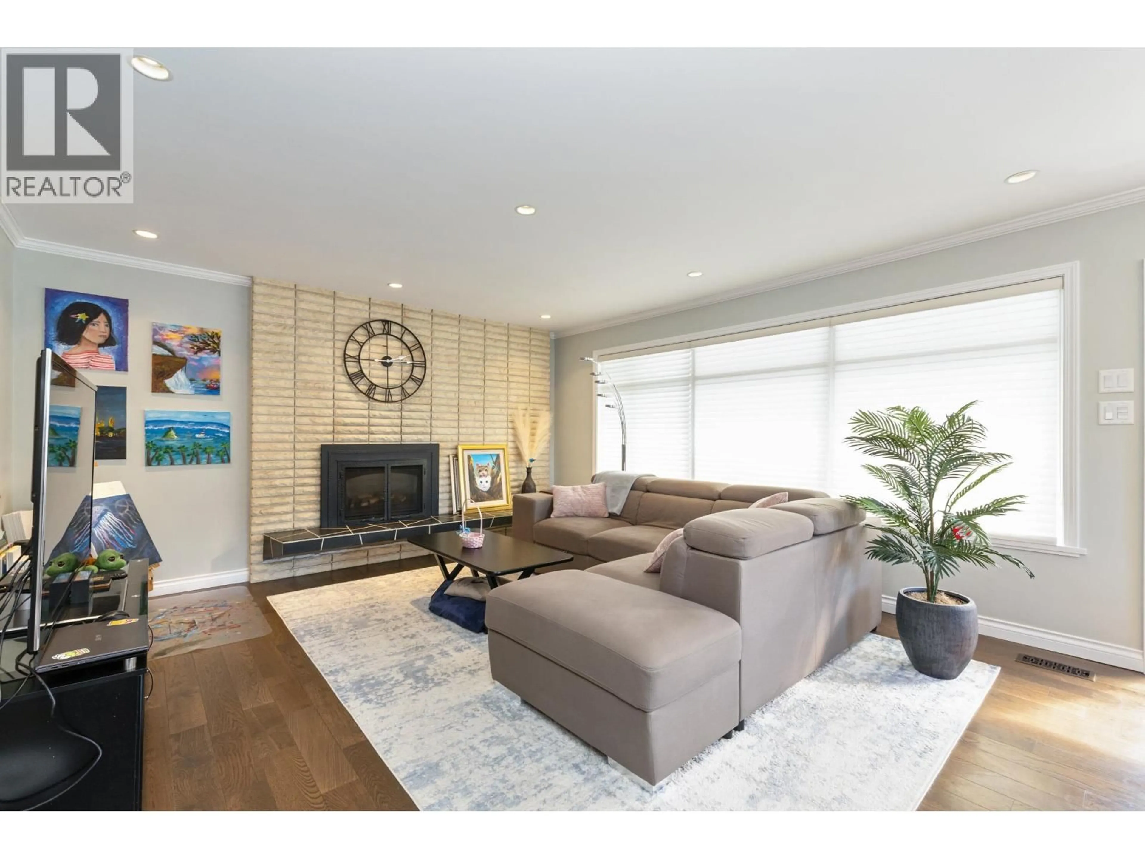 Living room with furniture, wood/laminate floor for 532 PERTH AVENUE, Coquitlam British Columbia V3J2E3