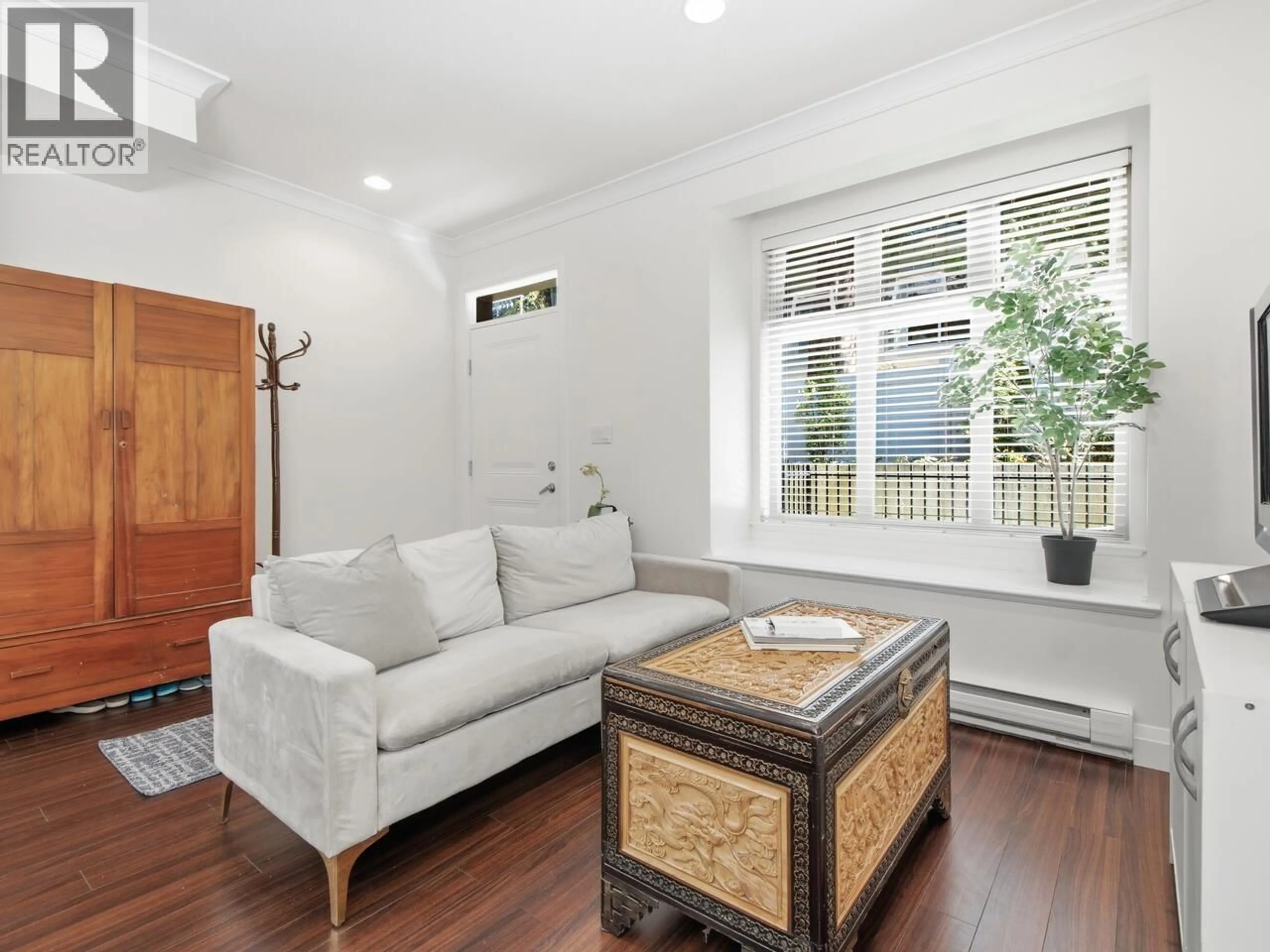 Living room with furniture, wood/laminate floor for 114 - 5588 PATTERSON, Burnaby British Columbia V5H0A7