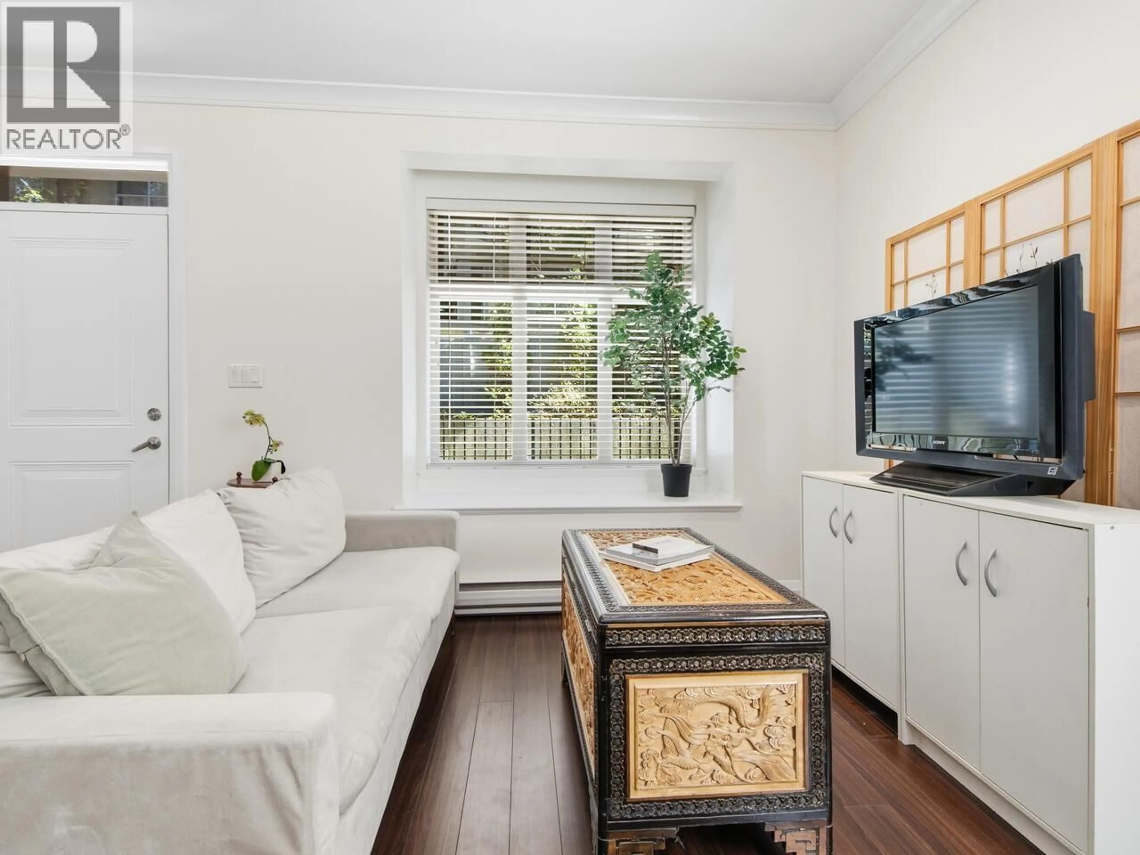 Living room with furniture, wood/laminate floor for 114 - 5588 PATTERSON, Burnaby British Columbia V5H0A7