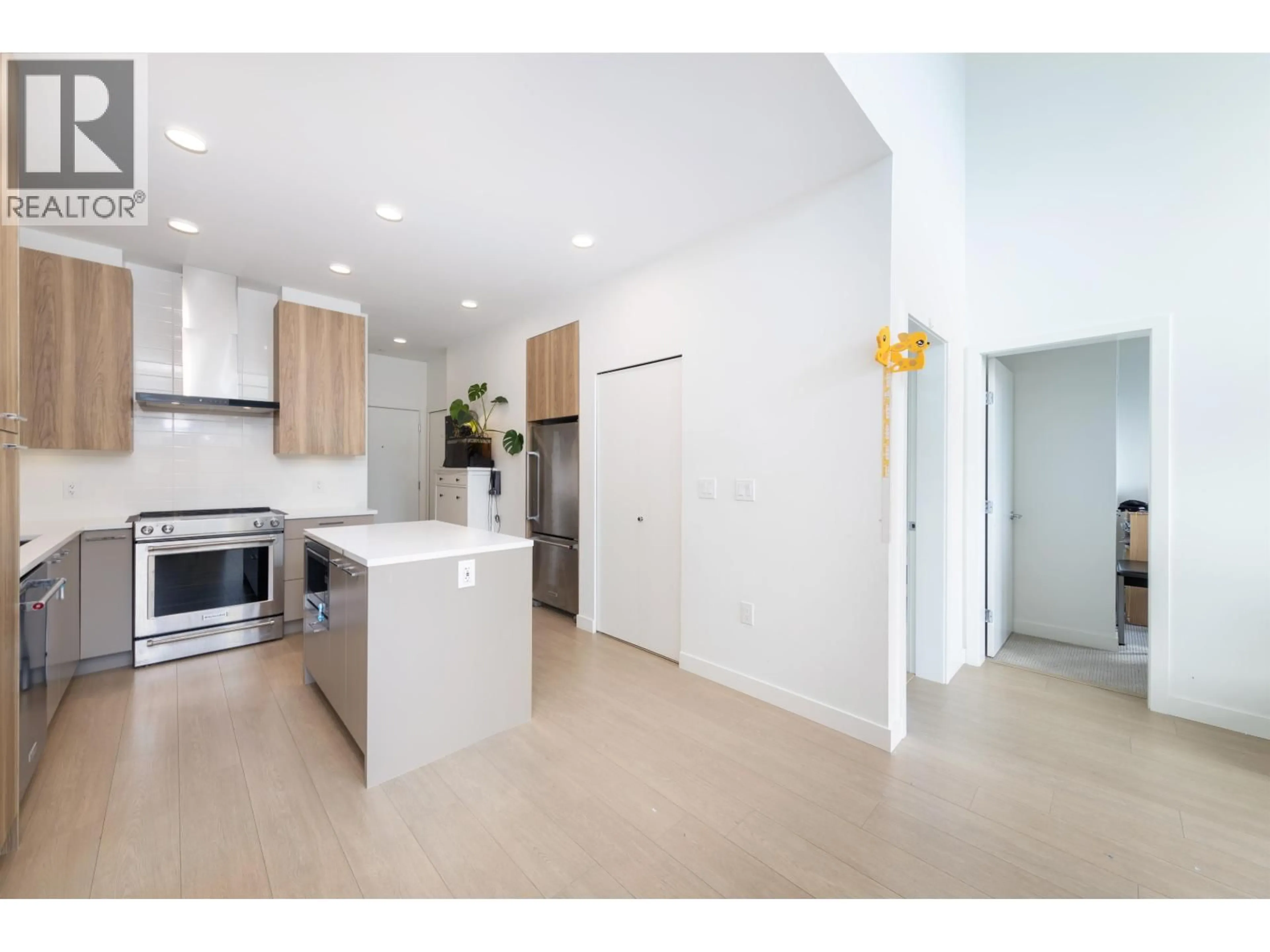 Open concept kitchen, ceramic/tile floor for 607 - 7588 16TH STREET, Burnaby British Columbia V3N0H8