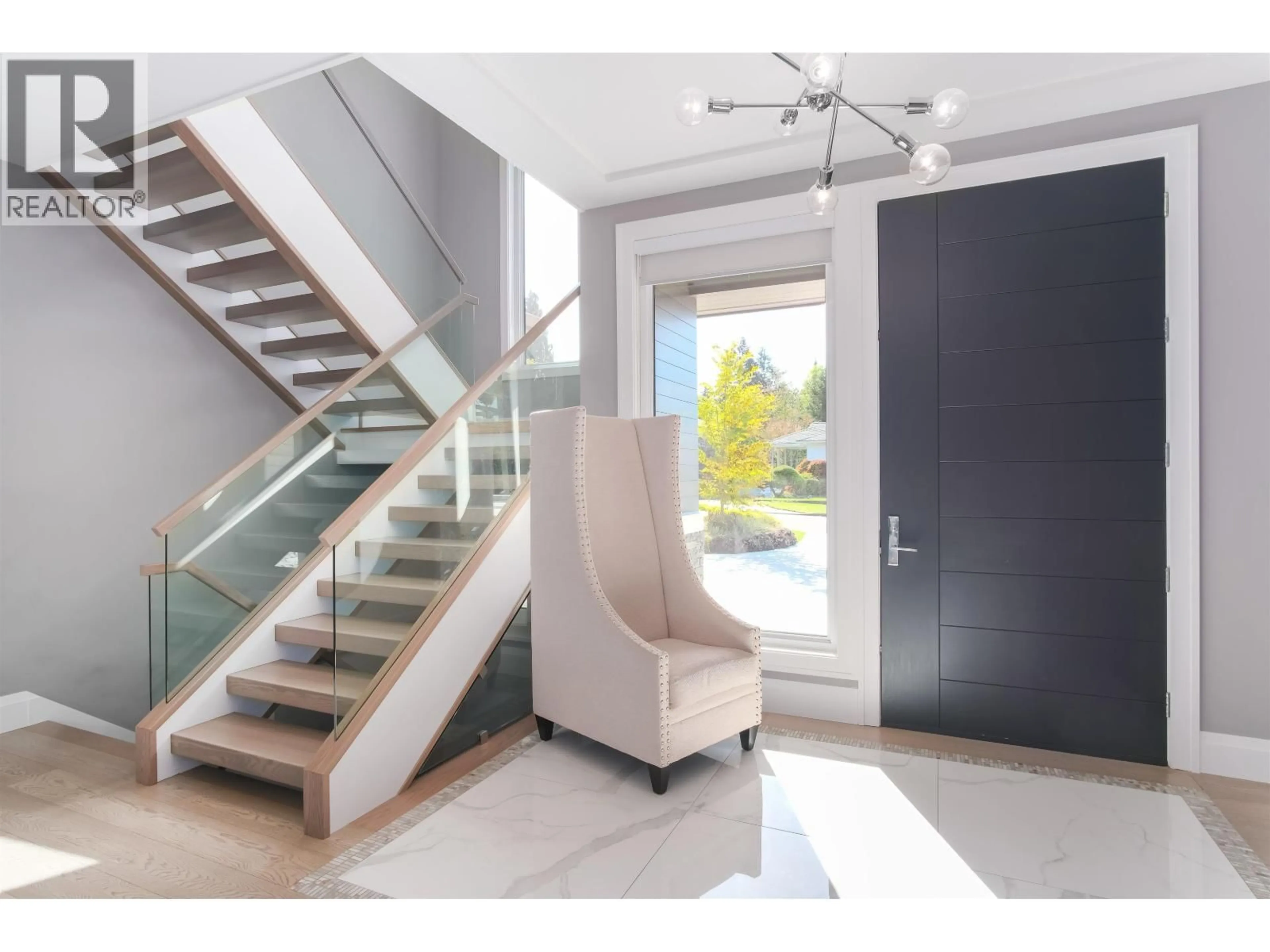 Indoor foyer for 4090 SUNNYCREST DRIVE, North Vancouver British Columbia V7R3E5