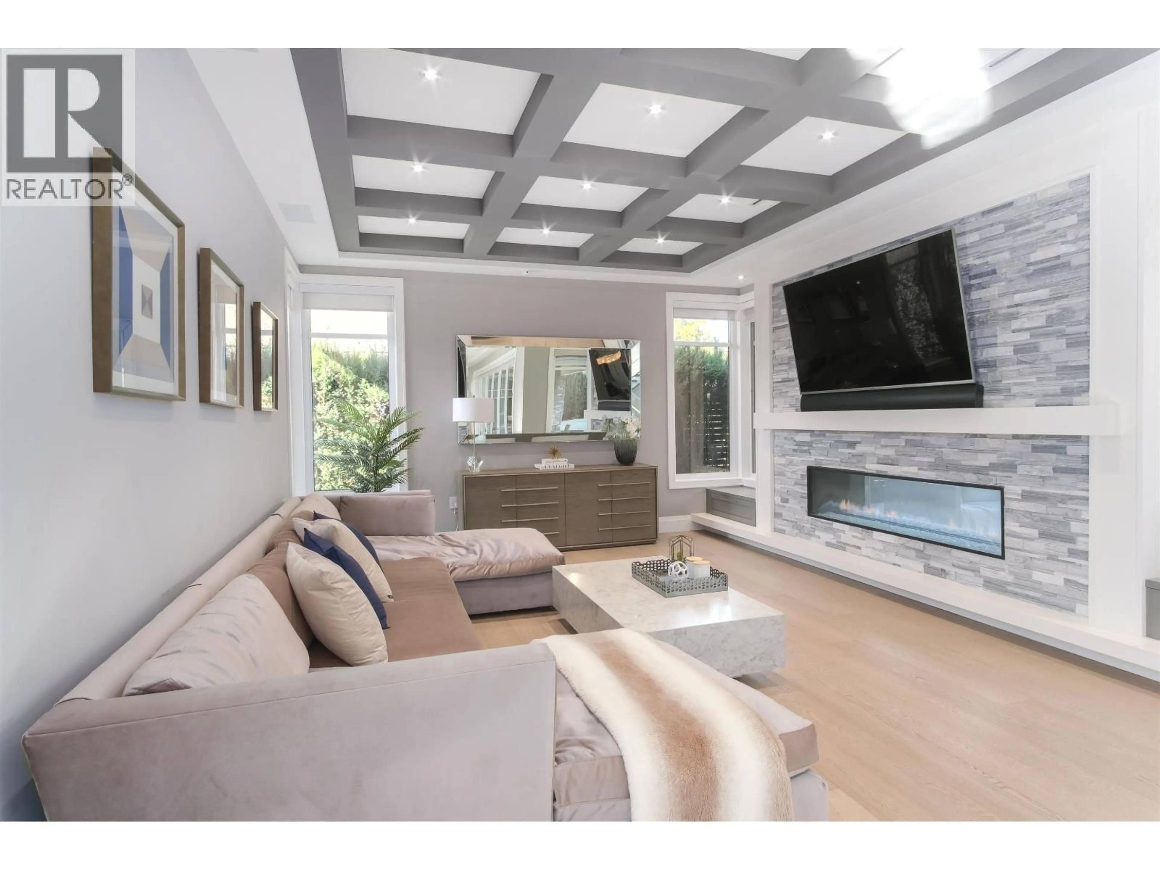 Living room with furniture, unknown for 4090 SUNNYCREST DRIVE, North Vancouver British Columbia V7R3E5