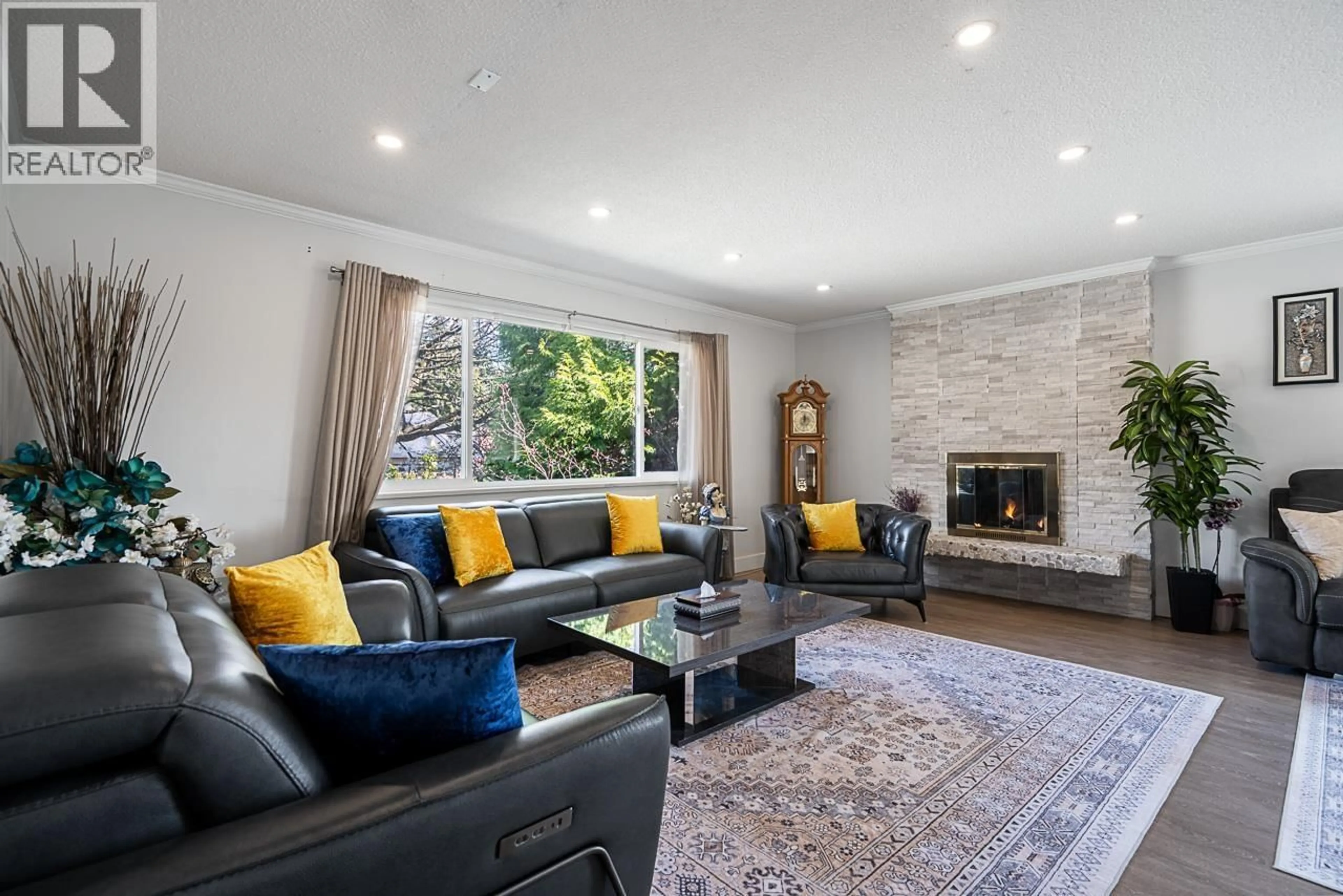 Living room with furniture, unknown for 2333 KIRKSTONE ROAD, North Vancouver British Columbia V7J3M1