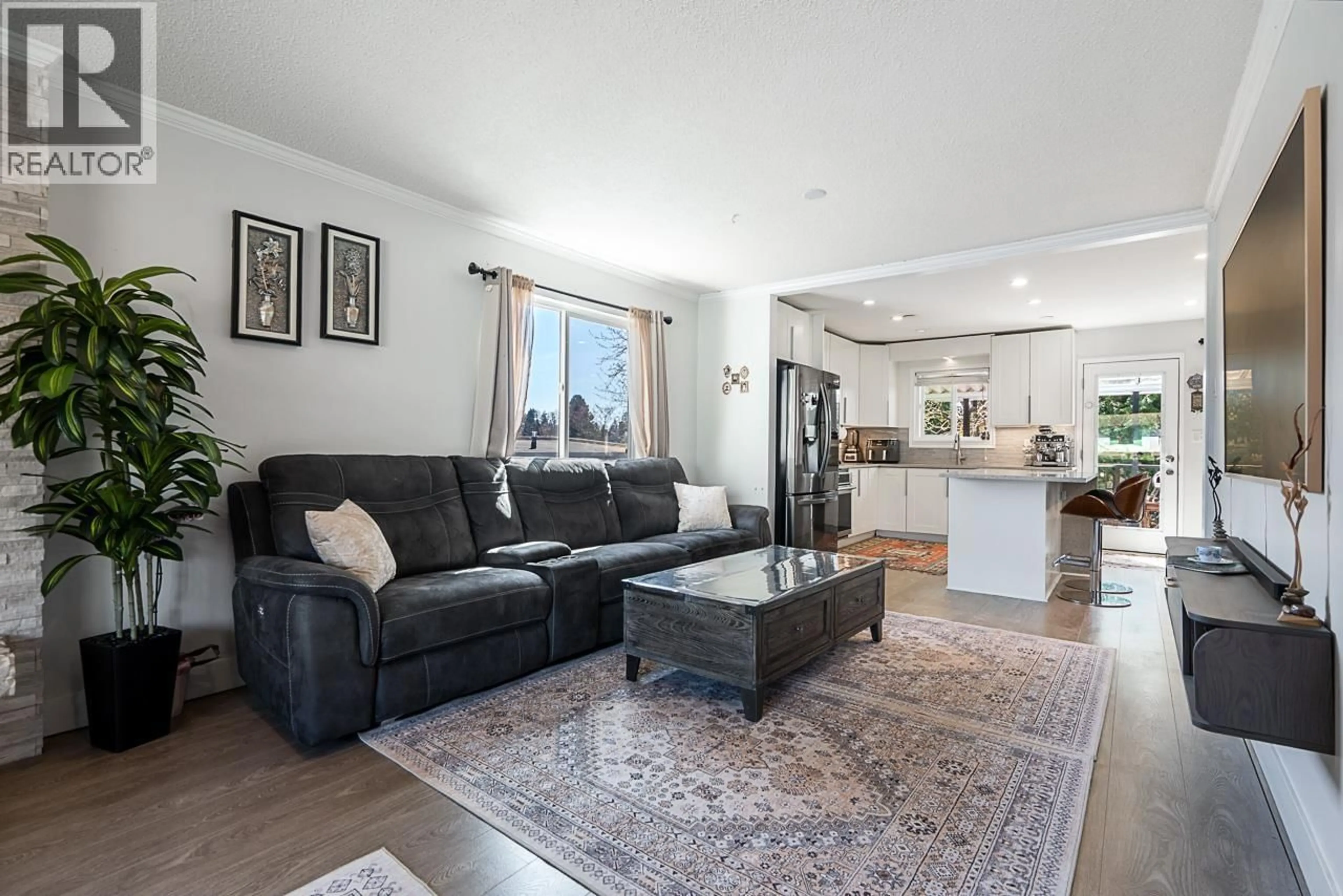 Living room with furniture, unknown for 2333 KIRKSTONE ROAD, North Vancouver British Columbia V7J3M1