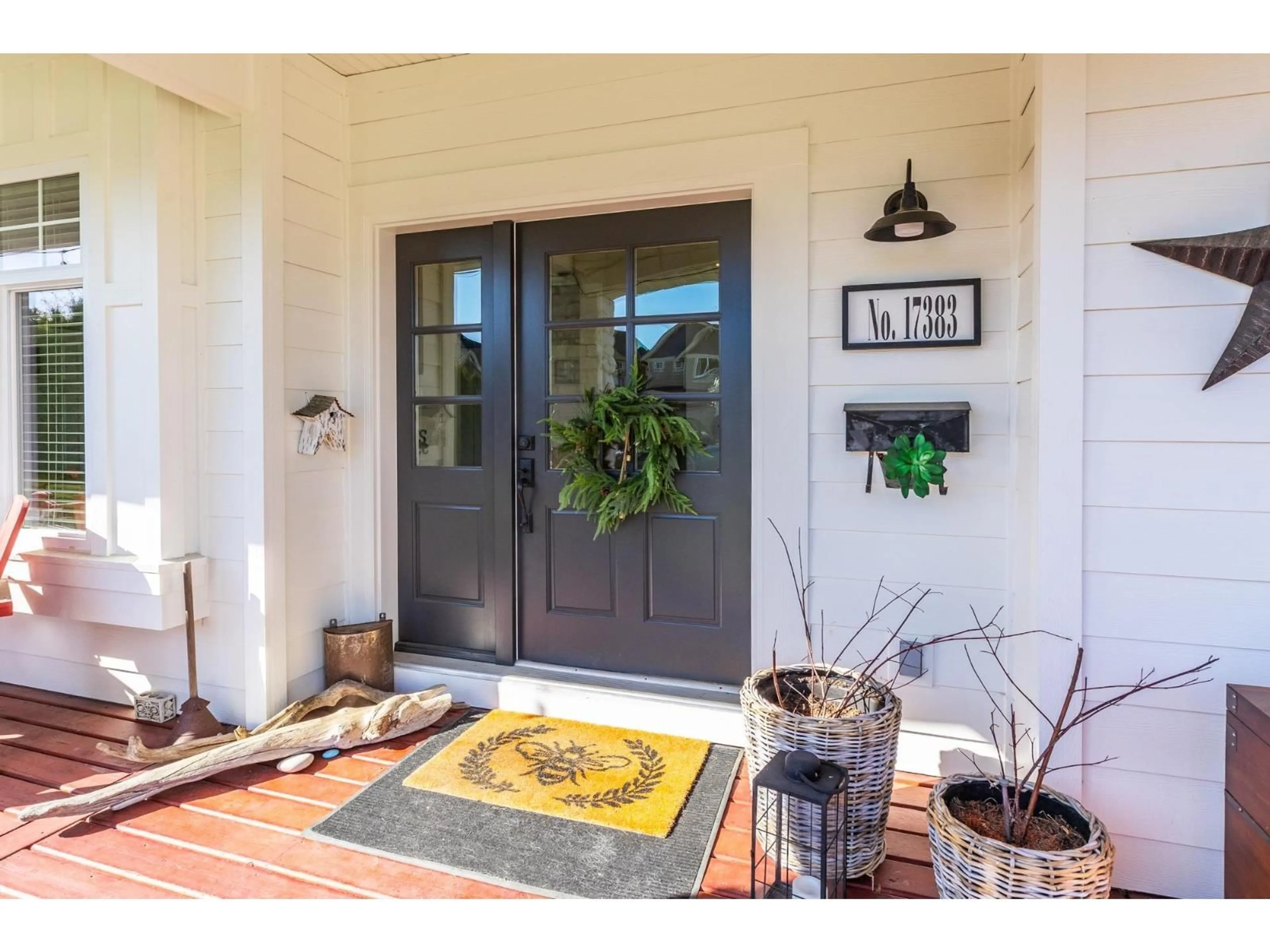 Indoor entryway for 17383 3A AVENUE, Surrey British Columbia V3Z2N7