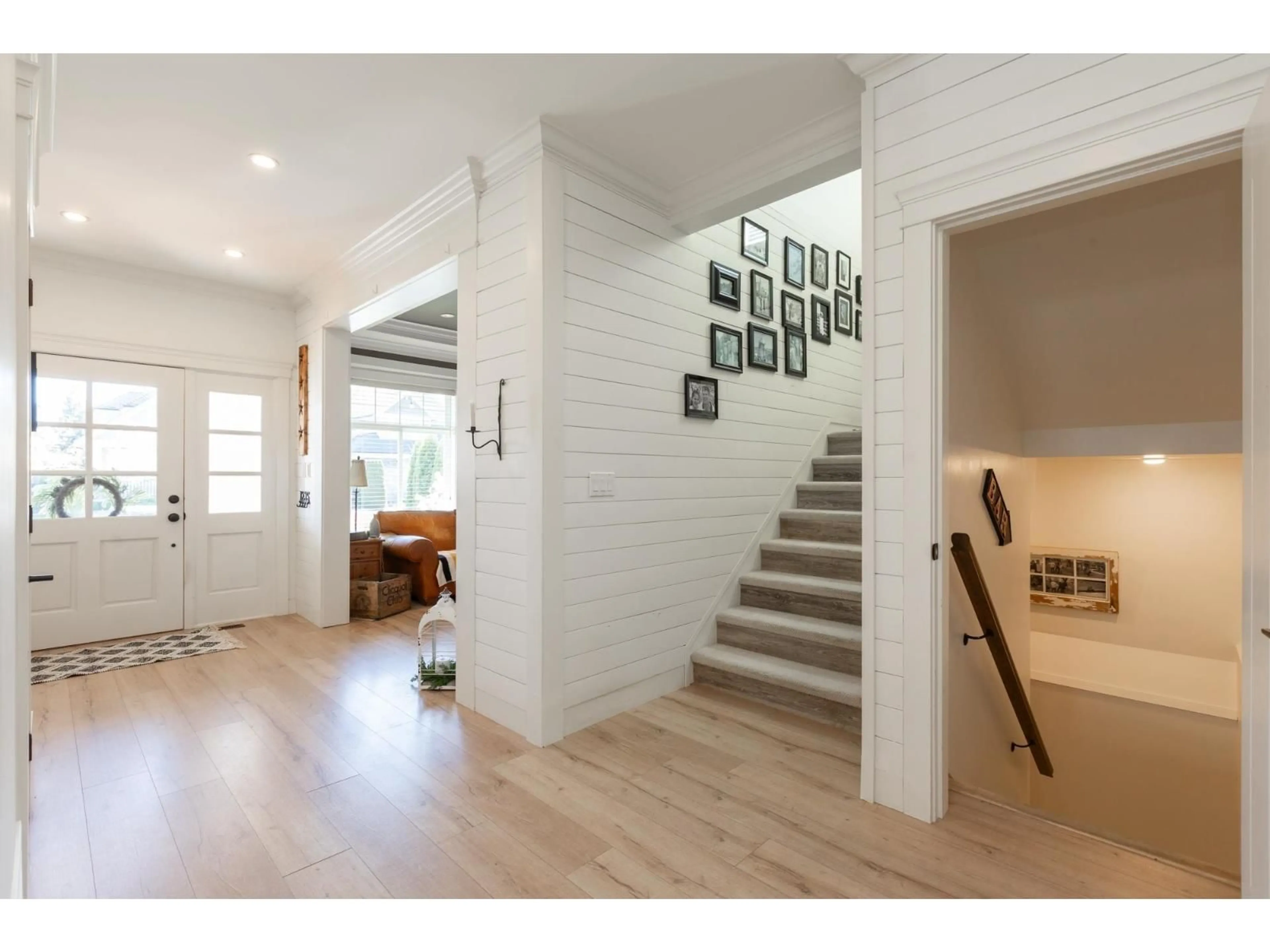 Indoor entryway for 17383 3A AVENUE, Surrey British Columbia V3Z2N7