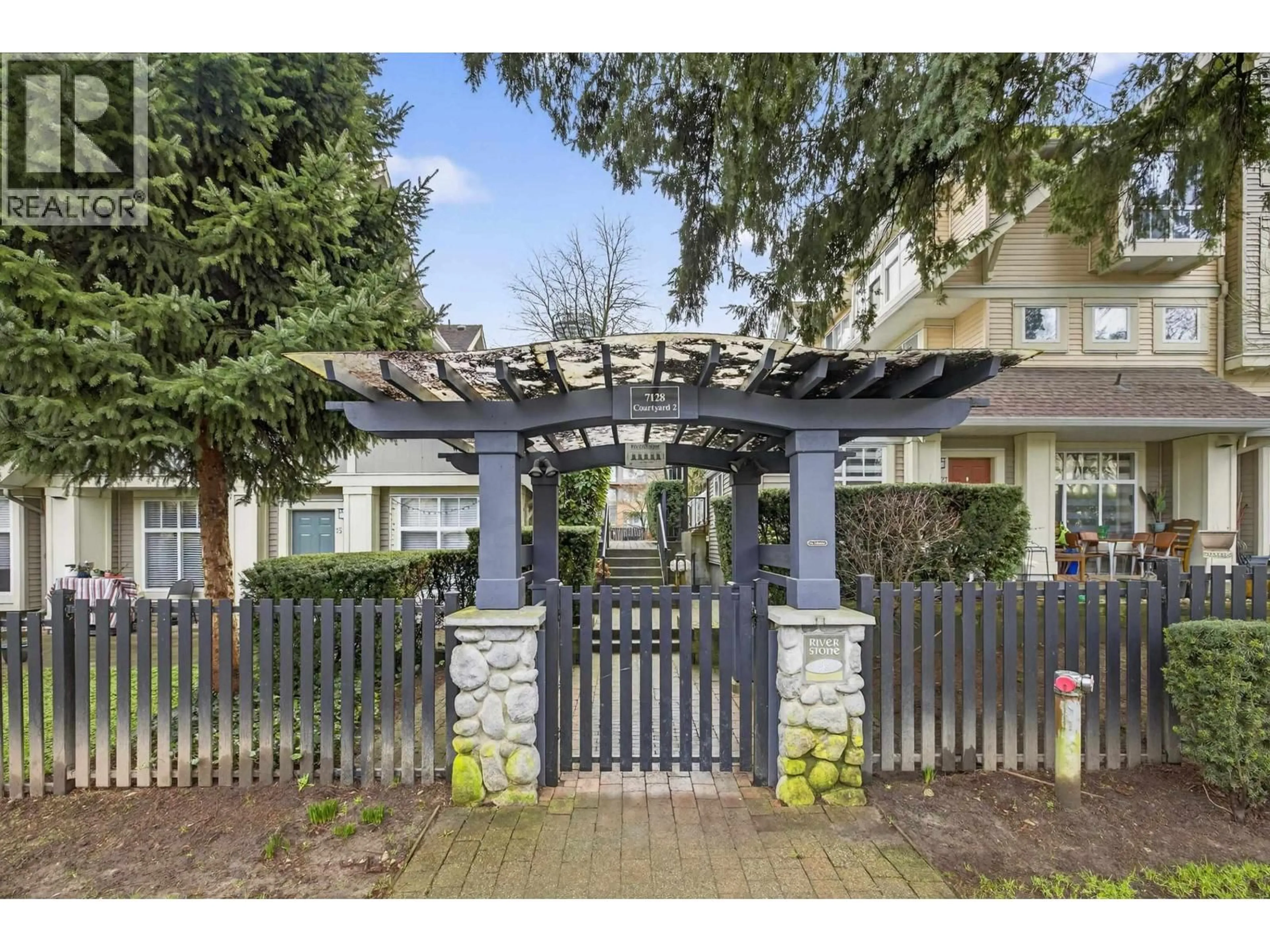 Indoor entryway for 18 - 7128 STRIDE AVENUE, Burnaby British Columbia V3N1T5