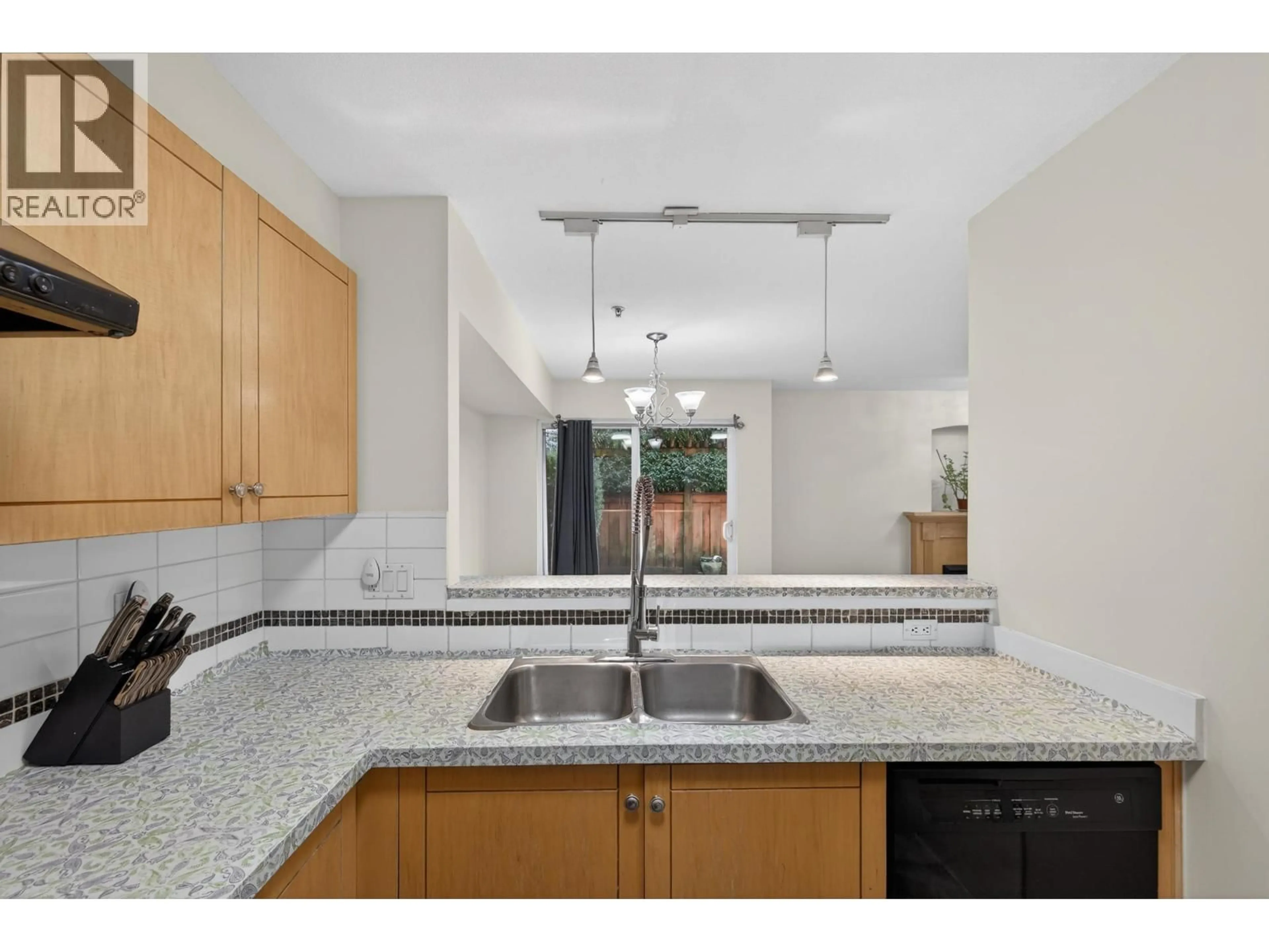 Open concept kitchen, ceramic/tile floor for 18 - 7128 STRIDE AVENUE, Burnaby British Columbia V3N1T5