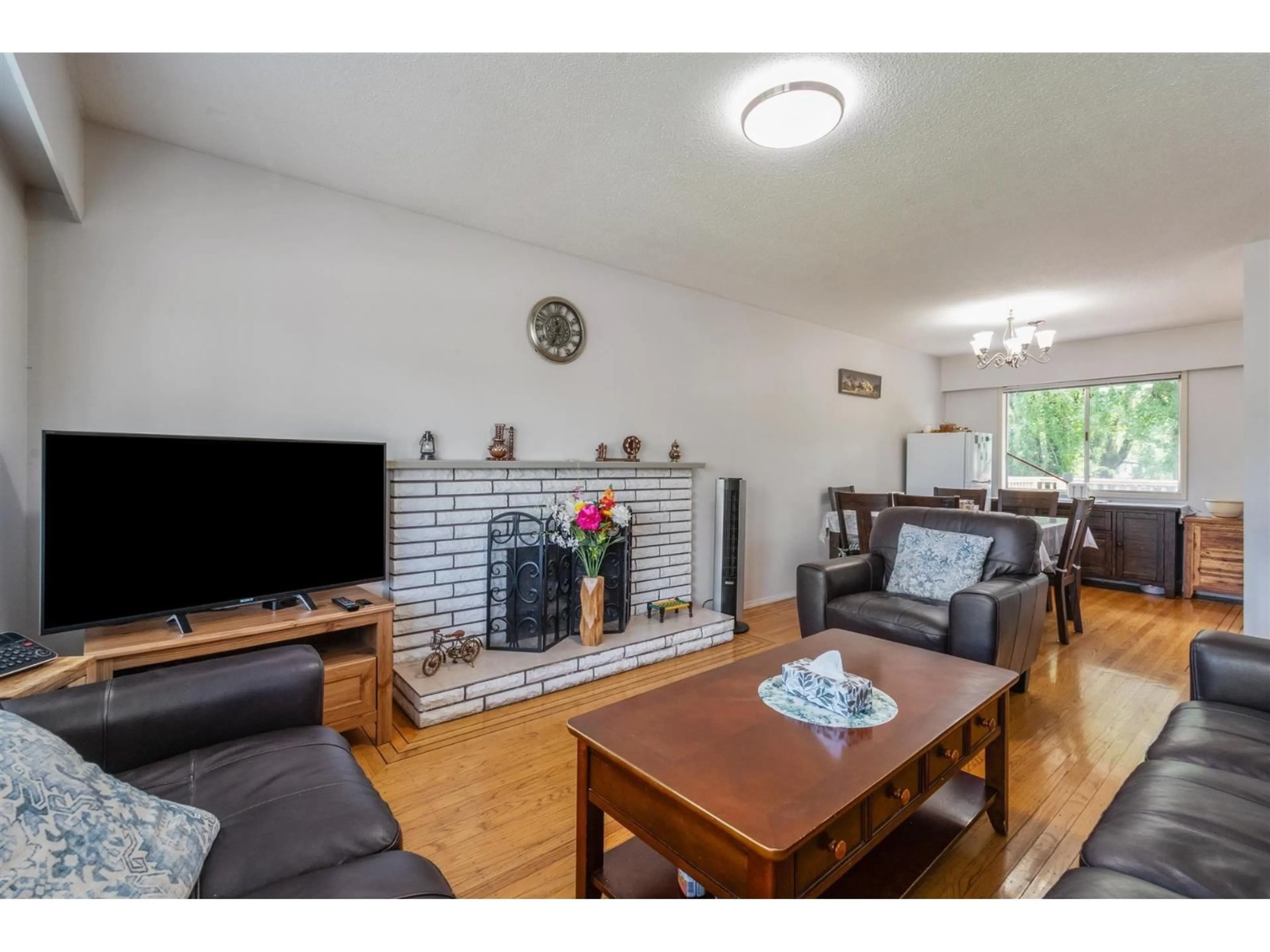 Living room with furniture, wood/laminate floor for 8082 112 STREET, Delta British Columbia V4C4W3