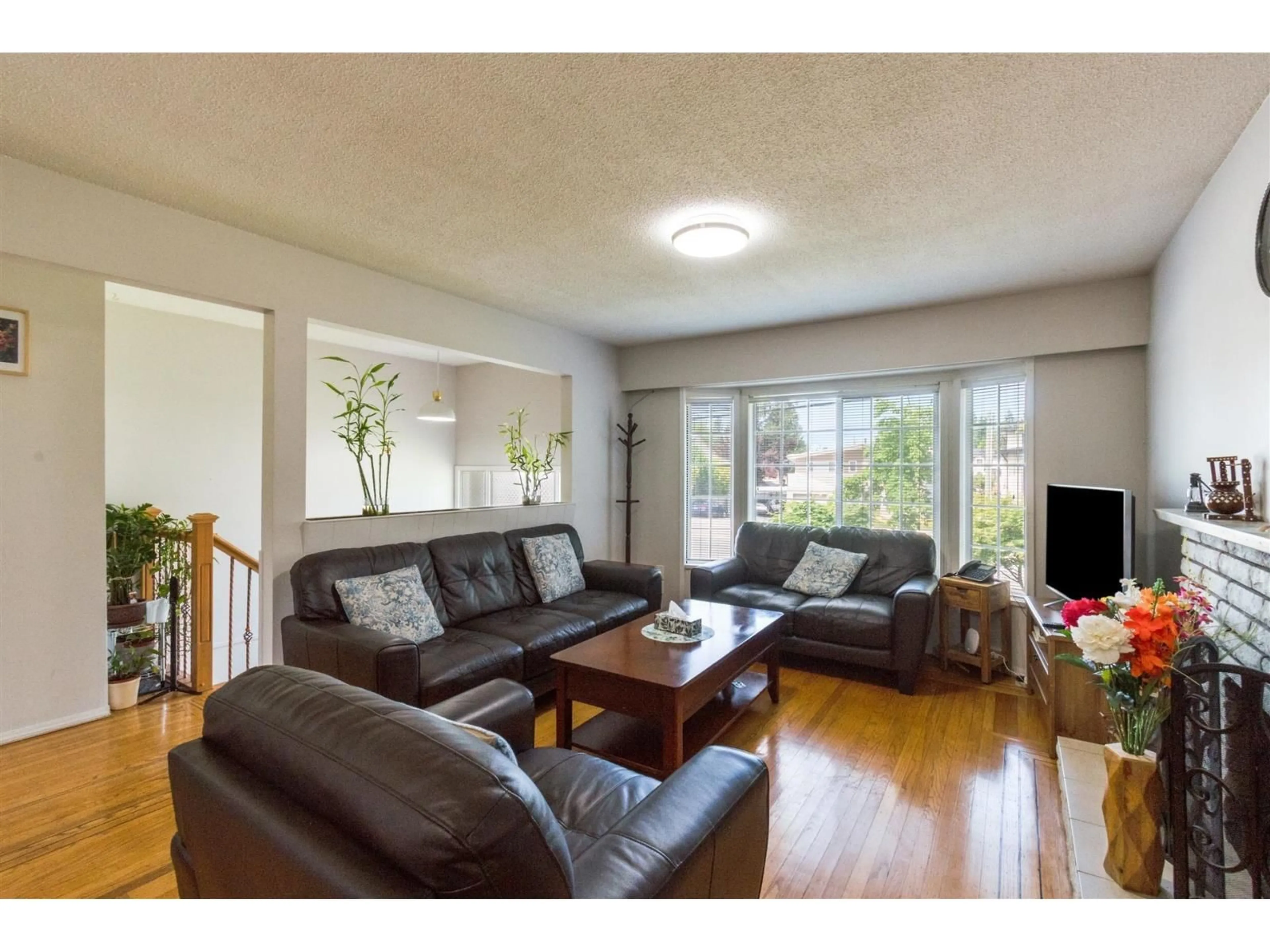 Living room with furniture, wood/laminate floor for 8082 112 STREET, Delta British Columbia V4C4W3