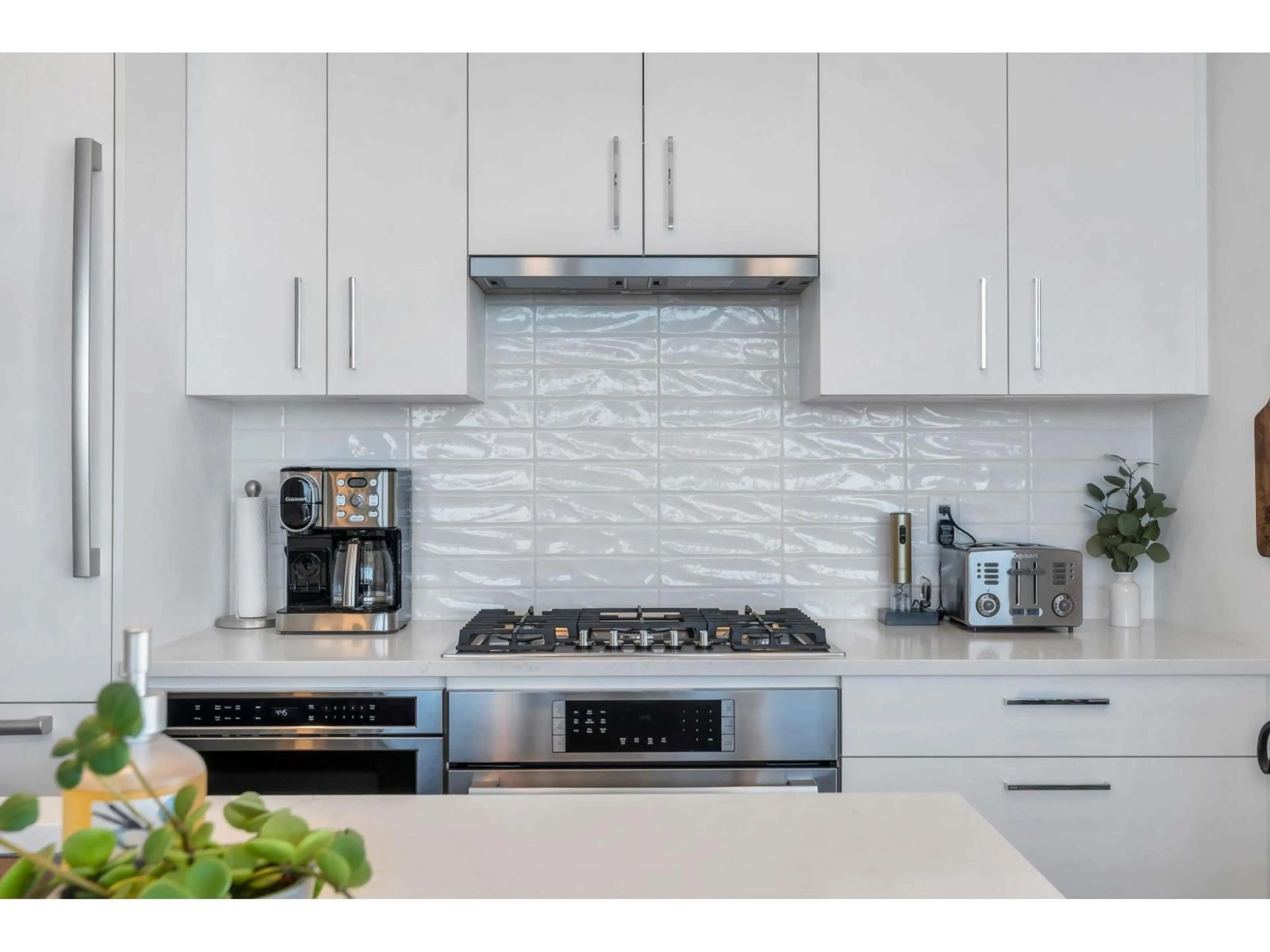 Contemporary kitchen, ceramic/tile floor for 2306 - 1588 JOHNSTON ROAD, White Rock British Columbia V4B0C5