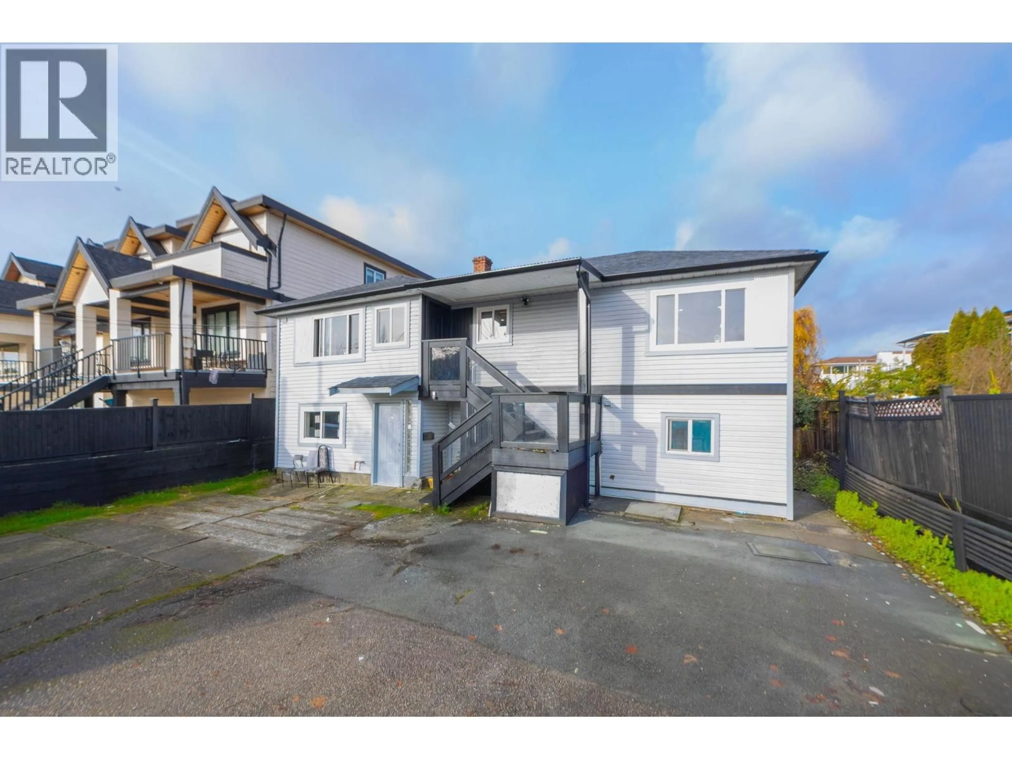 A pic from outside/outdoor area/front of a property/back of a property/a pic from drone, street for 803 EWEN AVENUE, New Westminster British Columbia V3M5C6