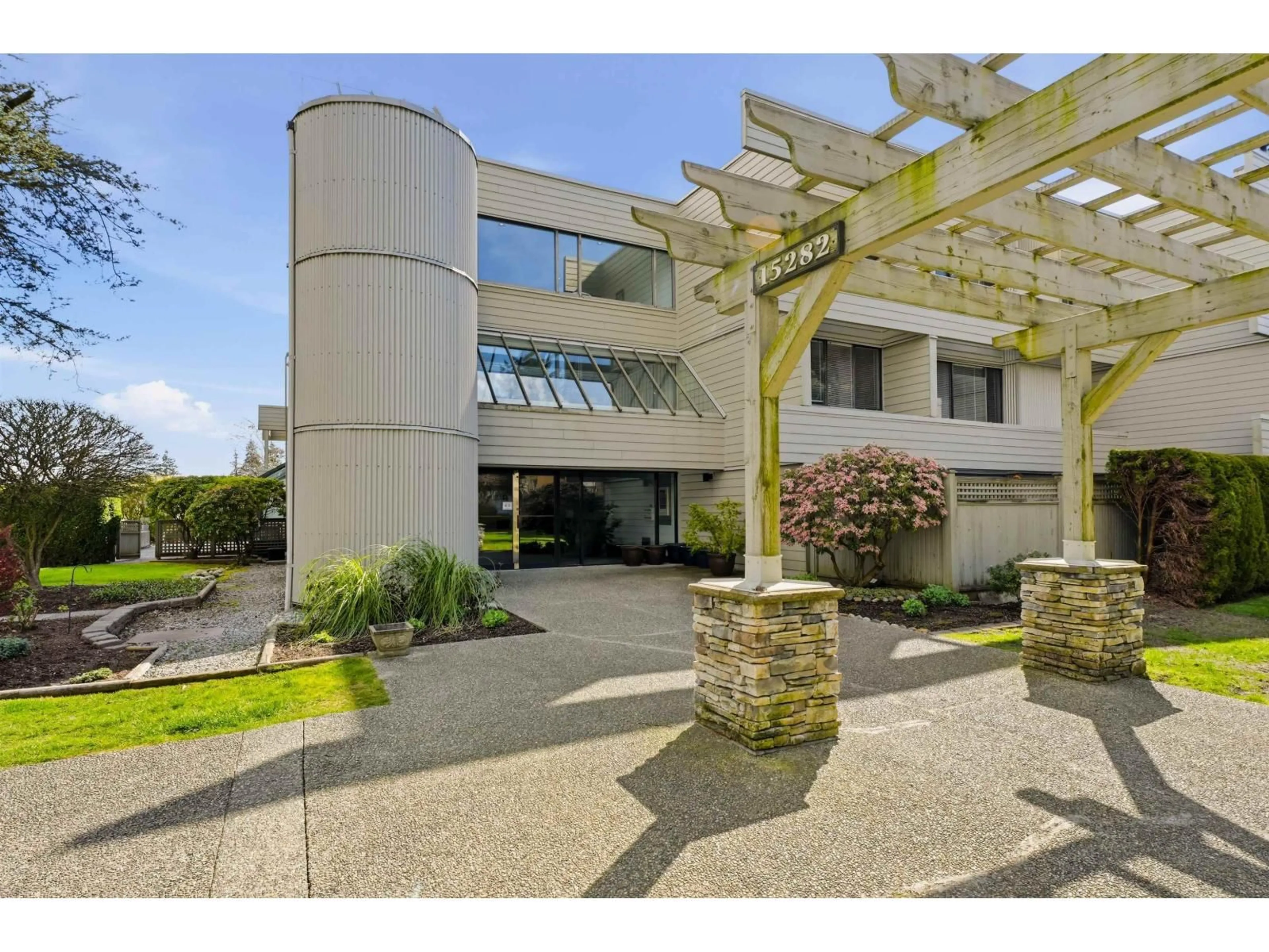 Indoor foyer for 211 - 15282 19TH AVENUE, Surrey British Columbia V4A1X6