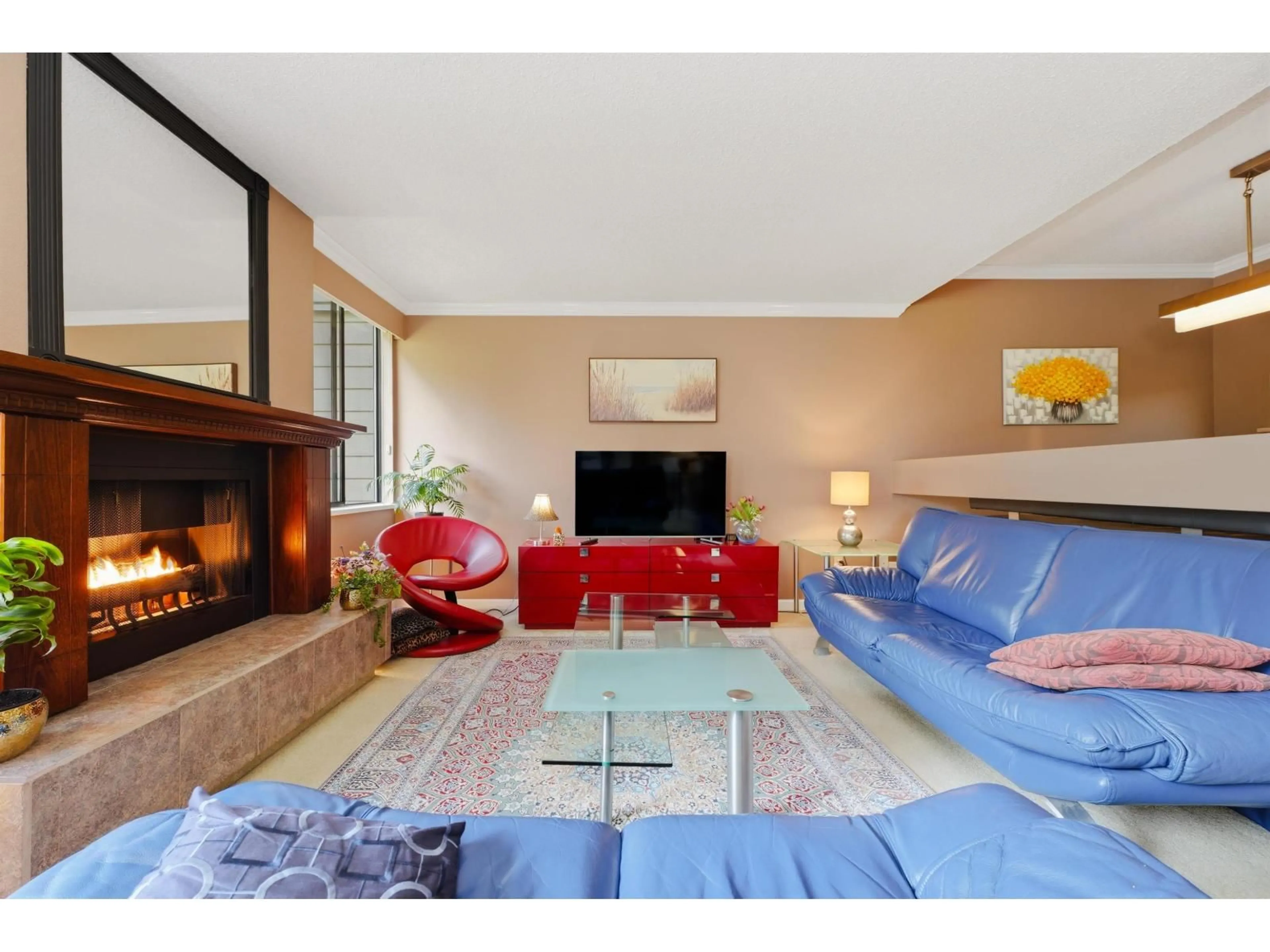 Living room with furniture, unknown for 211 - 15282 19TH AVENUE, Surrey British Columbia V4A1X6