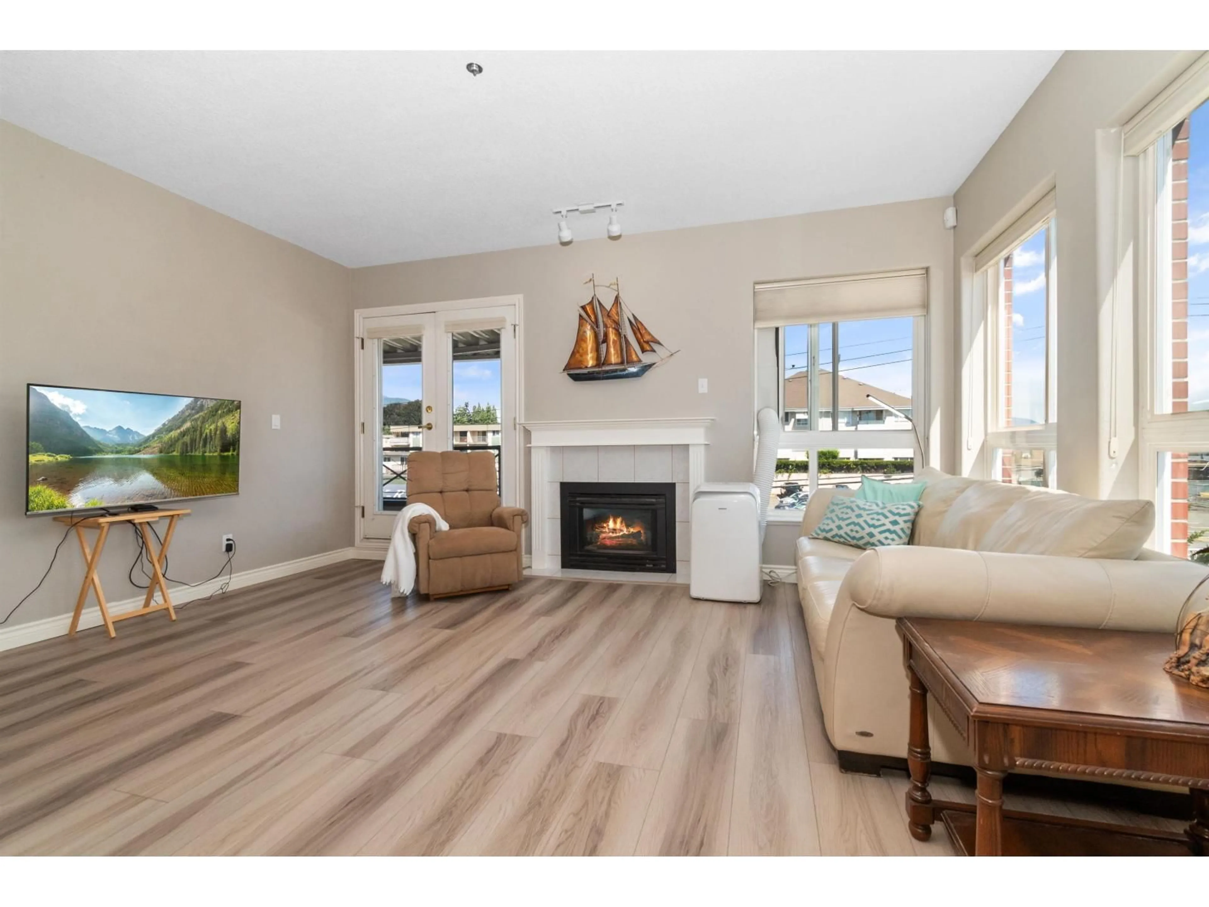 Living room with furniture, wood/laminate floor for 201 - 45734 PATTEN AVENUE, Chilliwack British Columbia V2P1S1