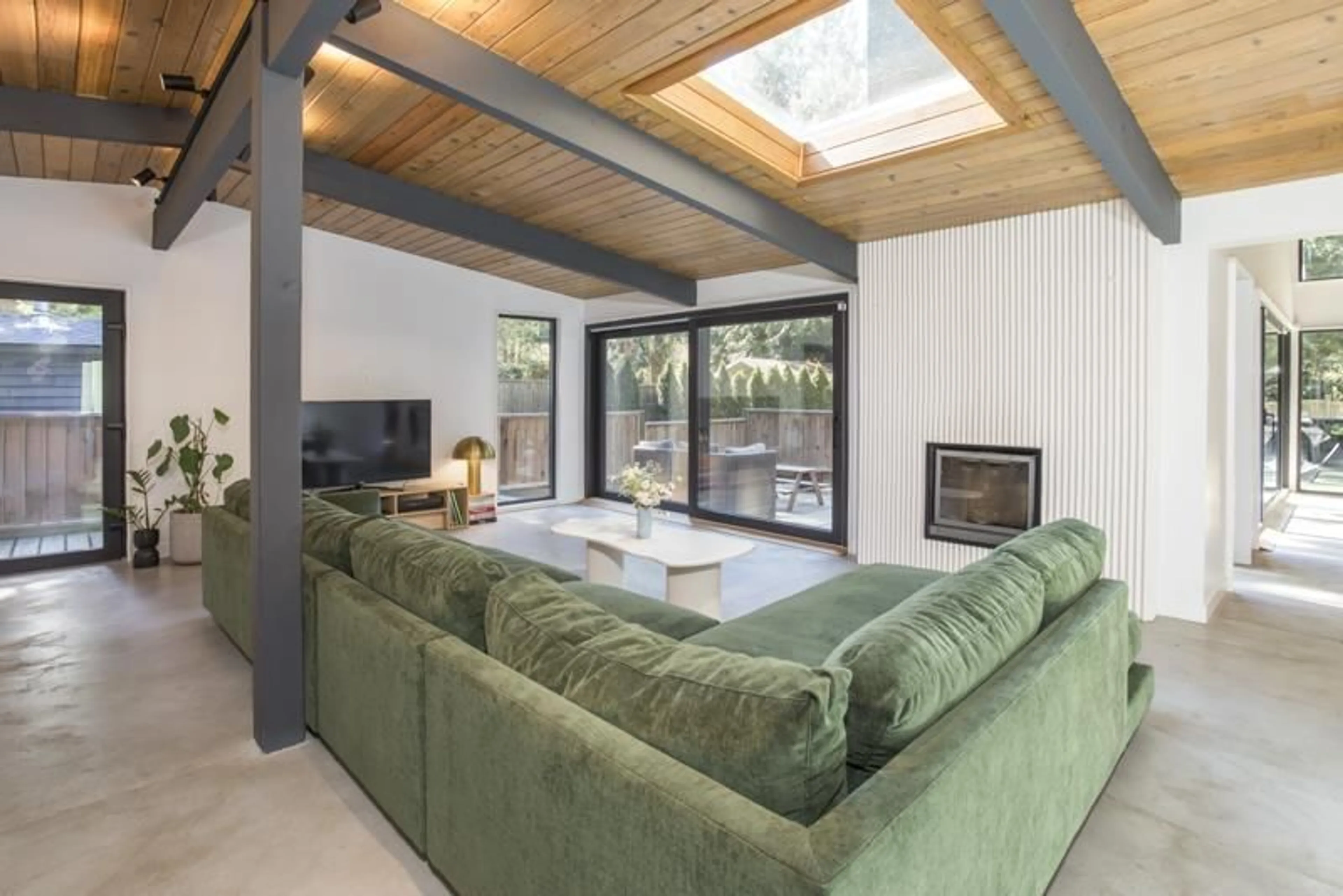 Living room with furniture, unknown for 2601 DOGWOOD DRIVE, Surrey British Columbia V4A3K4