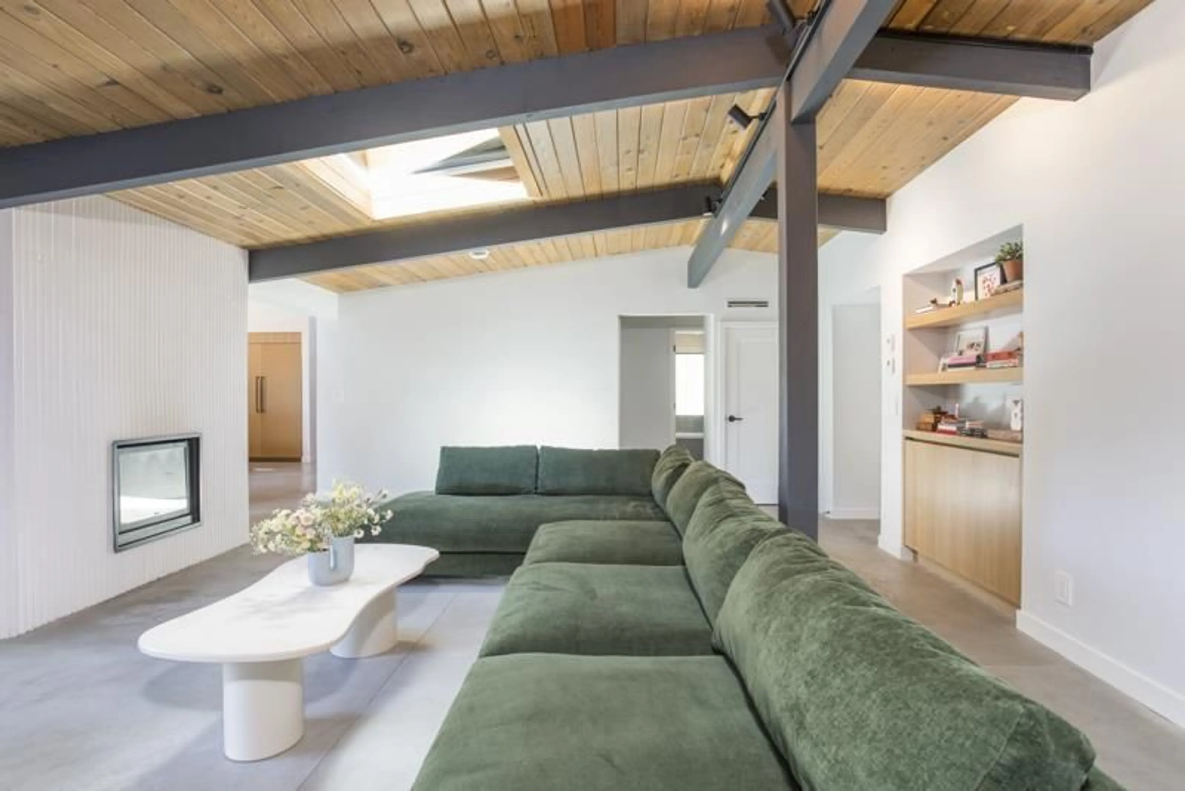 Living room with furniture, unknown for 2601 DOGWOOD DRIVE, Surrey British Columbia V4A3K4