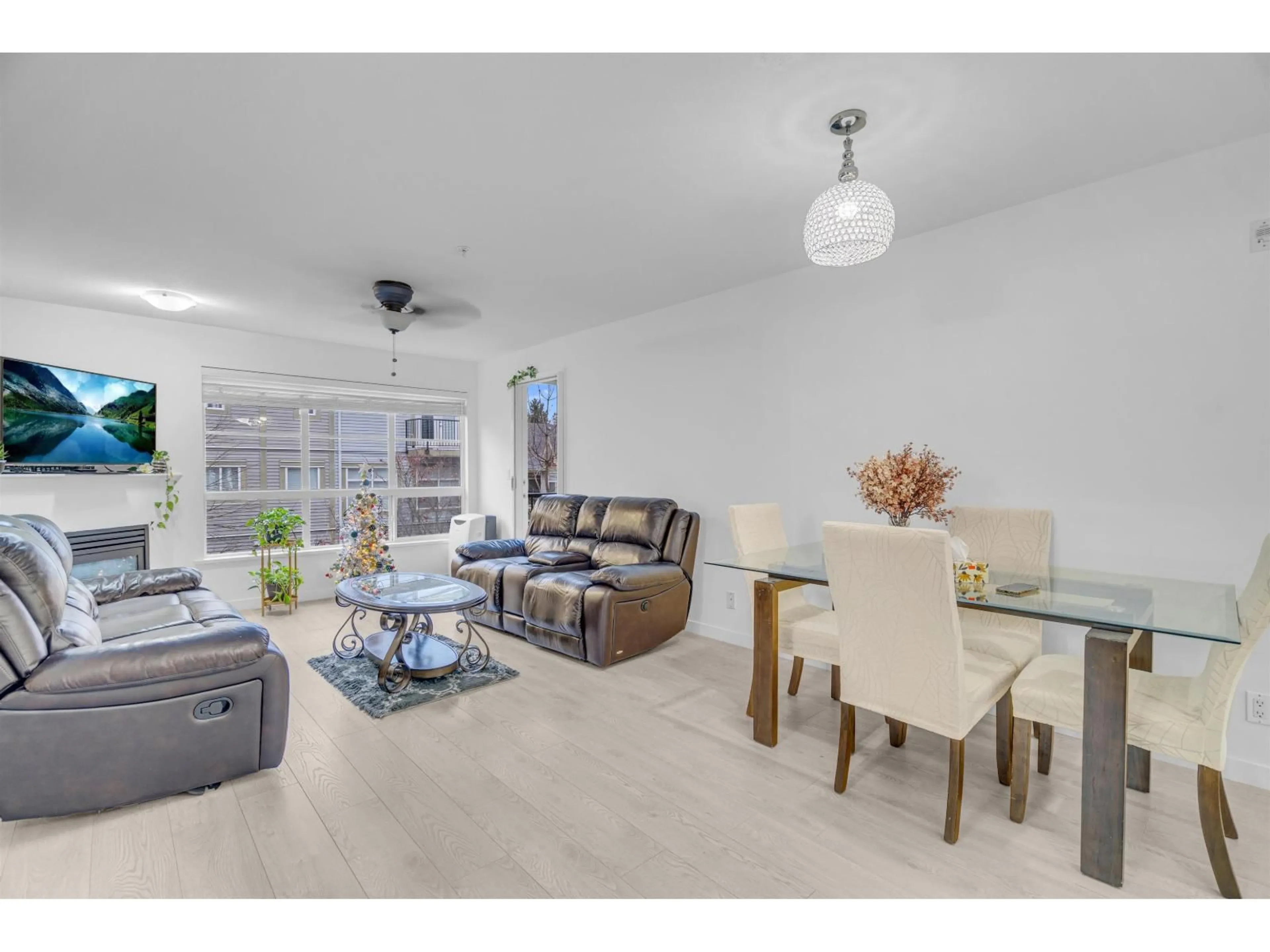 Living room with furniture, wood/laminate floor for 301 - 12083 92A AVENUE, Surrey British Columbia V3V8C8