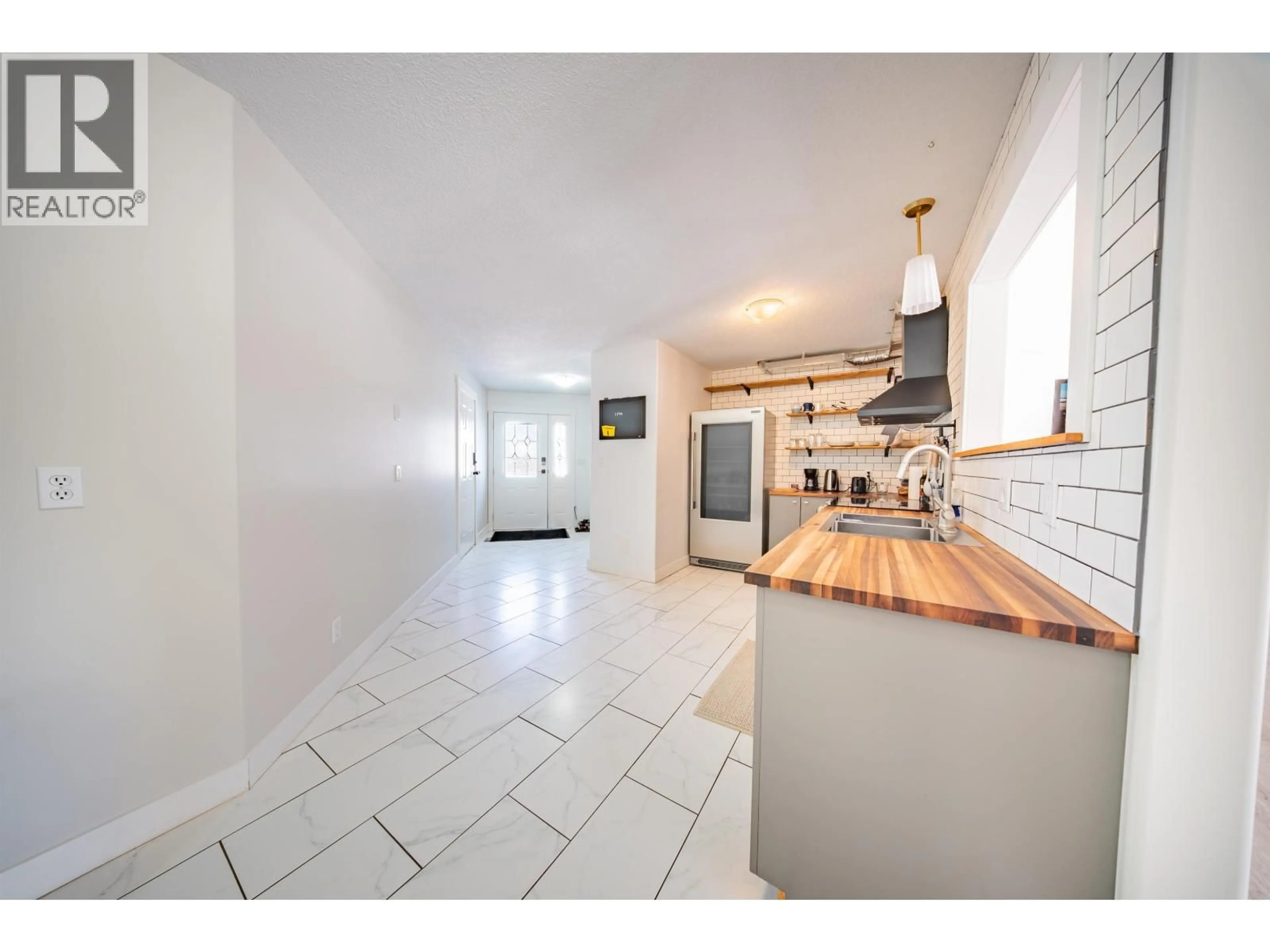 Open concept kitchen, ceramic/tile floor for 9917 115 AVENUE, Fort St. John British Columbia V1J6R8