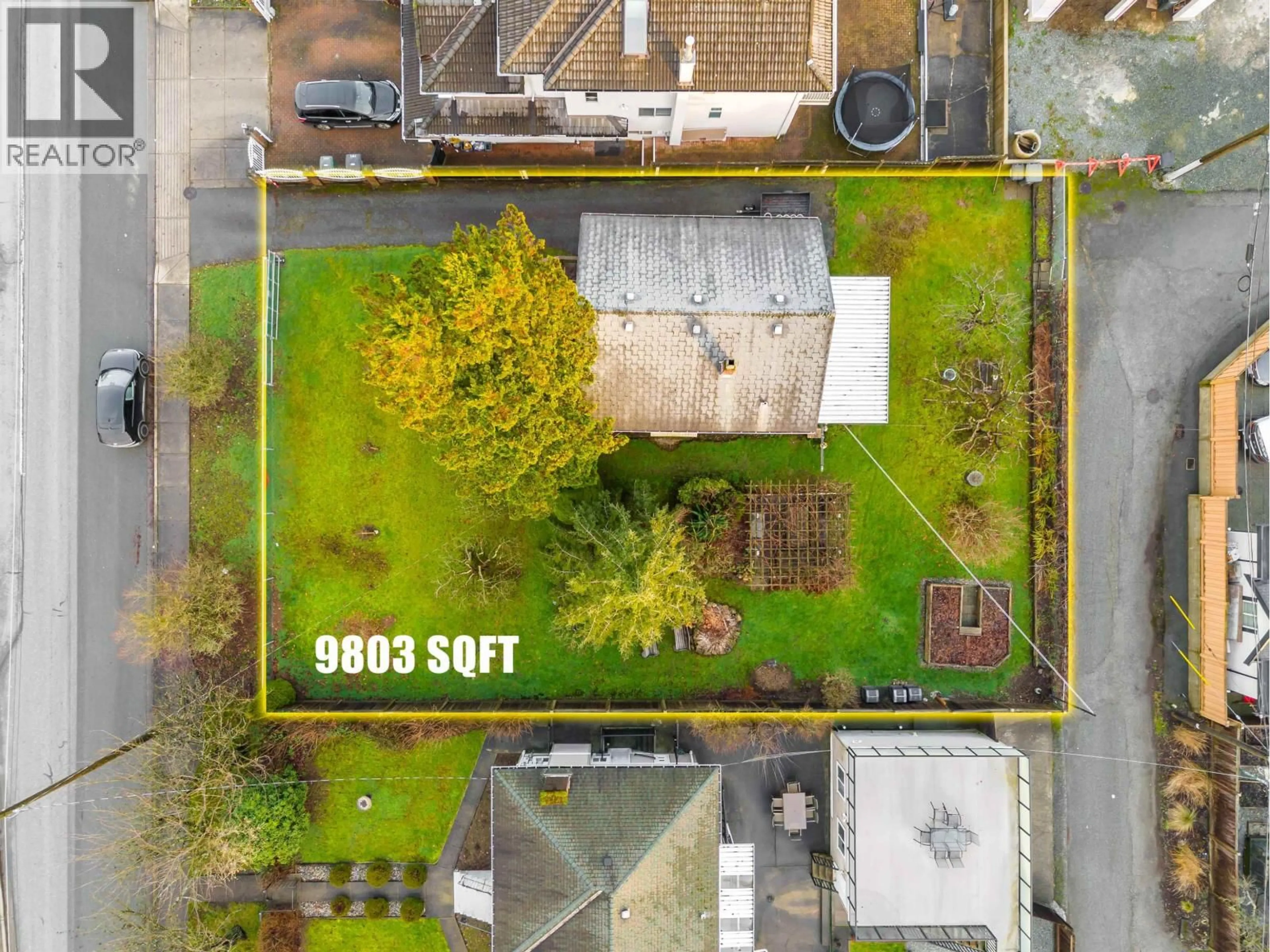 A pic from outside/outdoor area/front of a property/back of a property/a pic from drone, street for 3786 MOSCROP STREET, Burnaby British Columbia V5G2C8