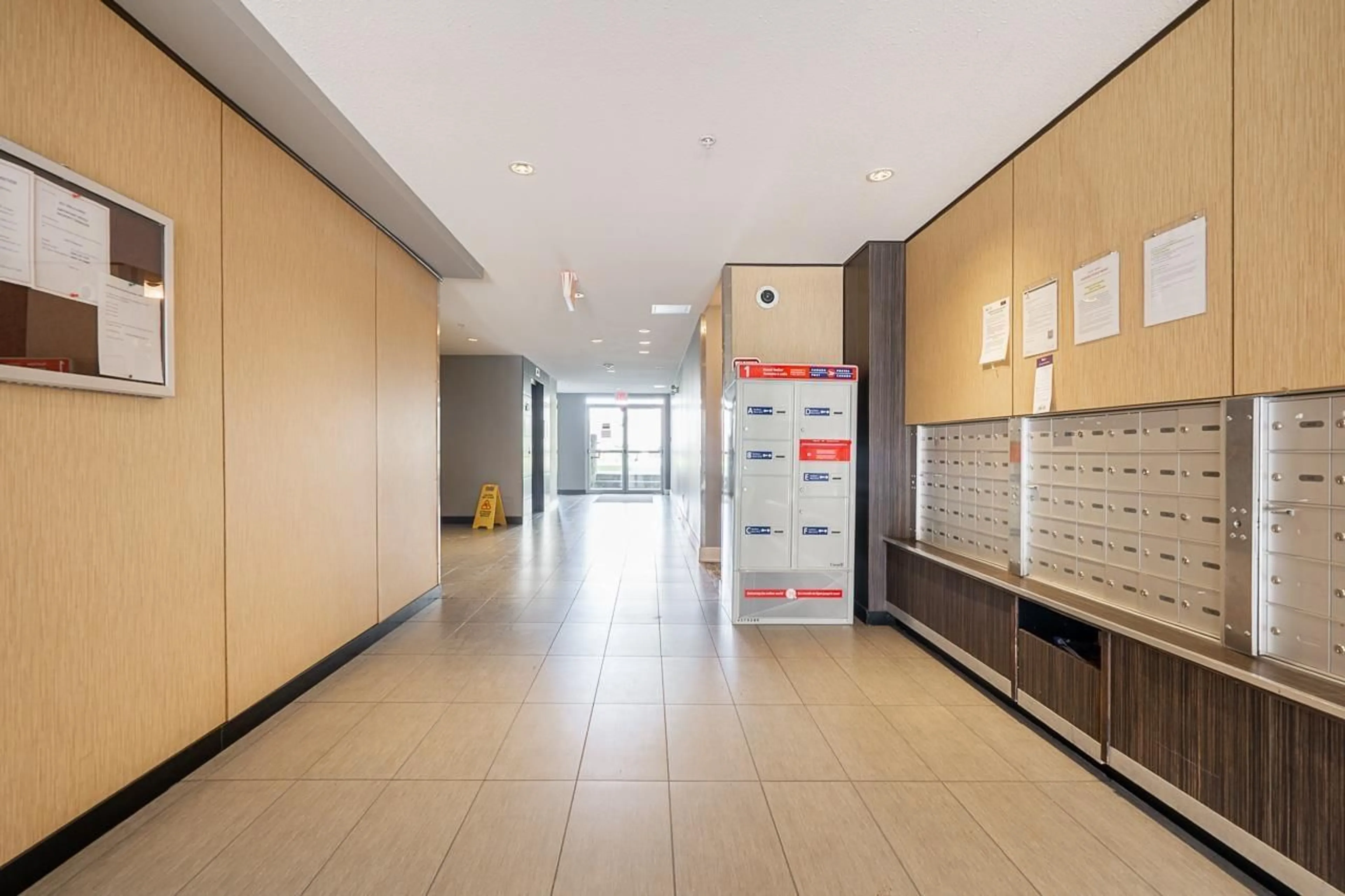 Indoor foyer for 416 - 13339 102A AVENUE, Surrey British Columbia V3T0C5