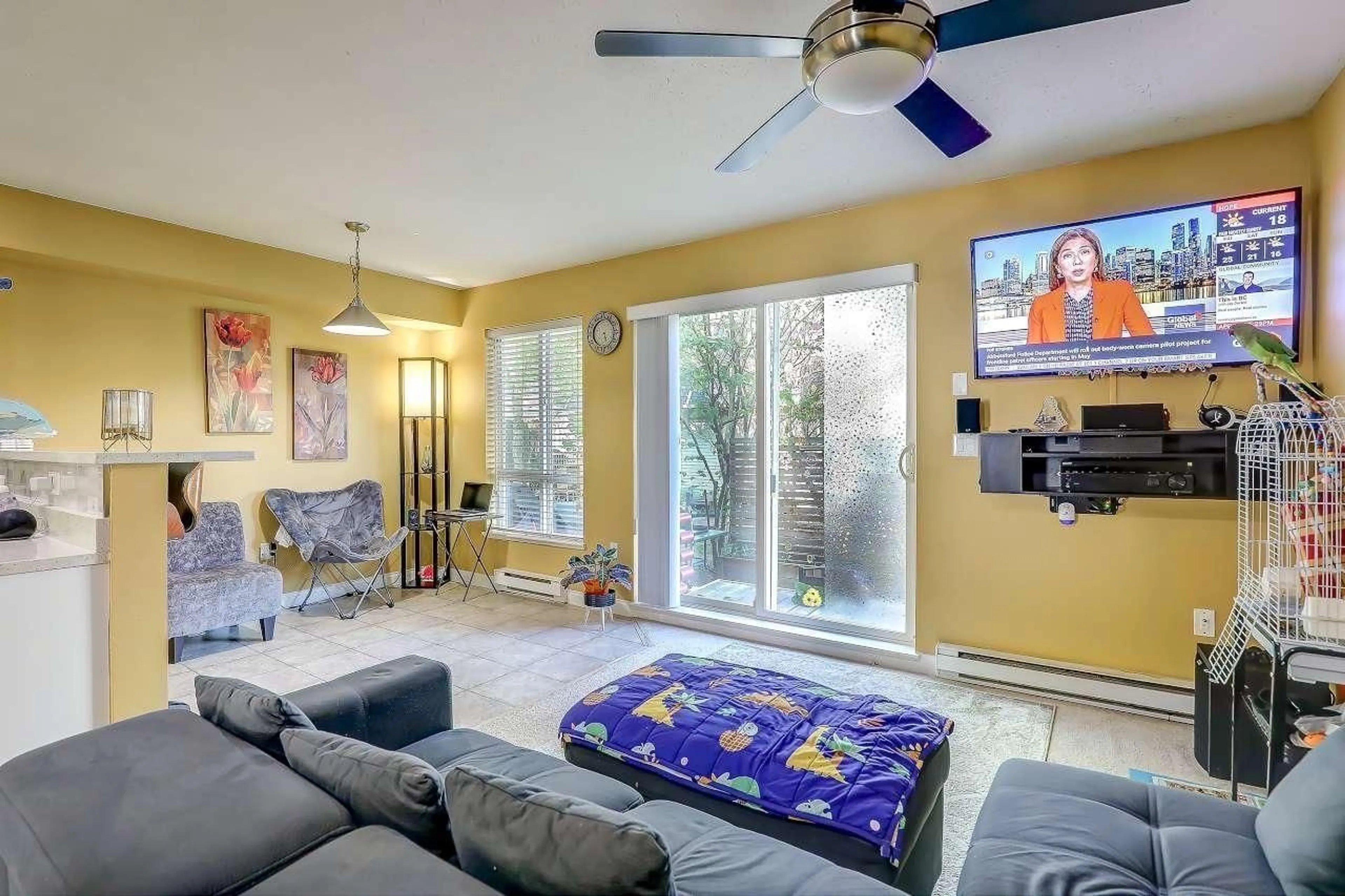 Living room with furniture, unknown for 9 - 16388 85 AVENUE, Surrey British Columbia V4N5G2