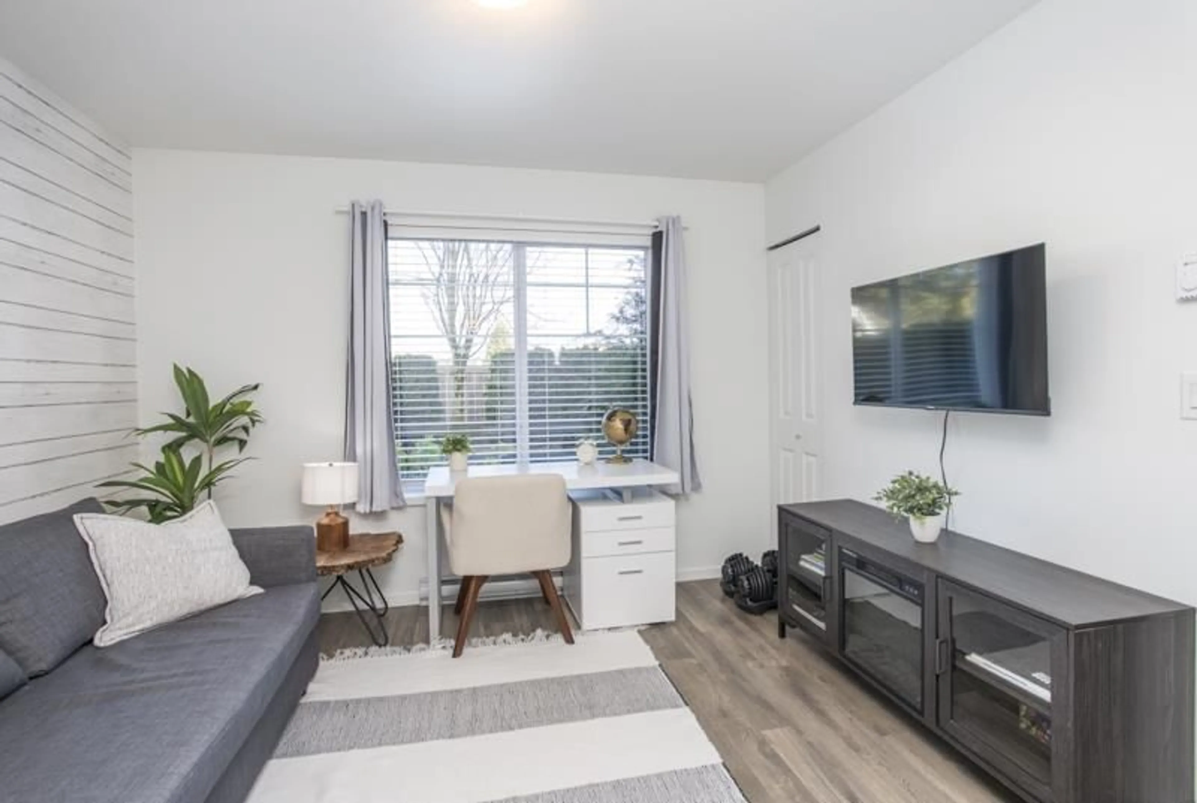 Living room with furniture, wood/laminate floor for 76 - 158 171 STREET, Surrey British Columbia V3Z0X1