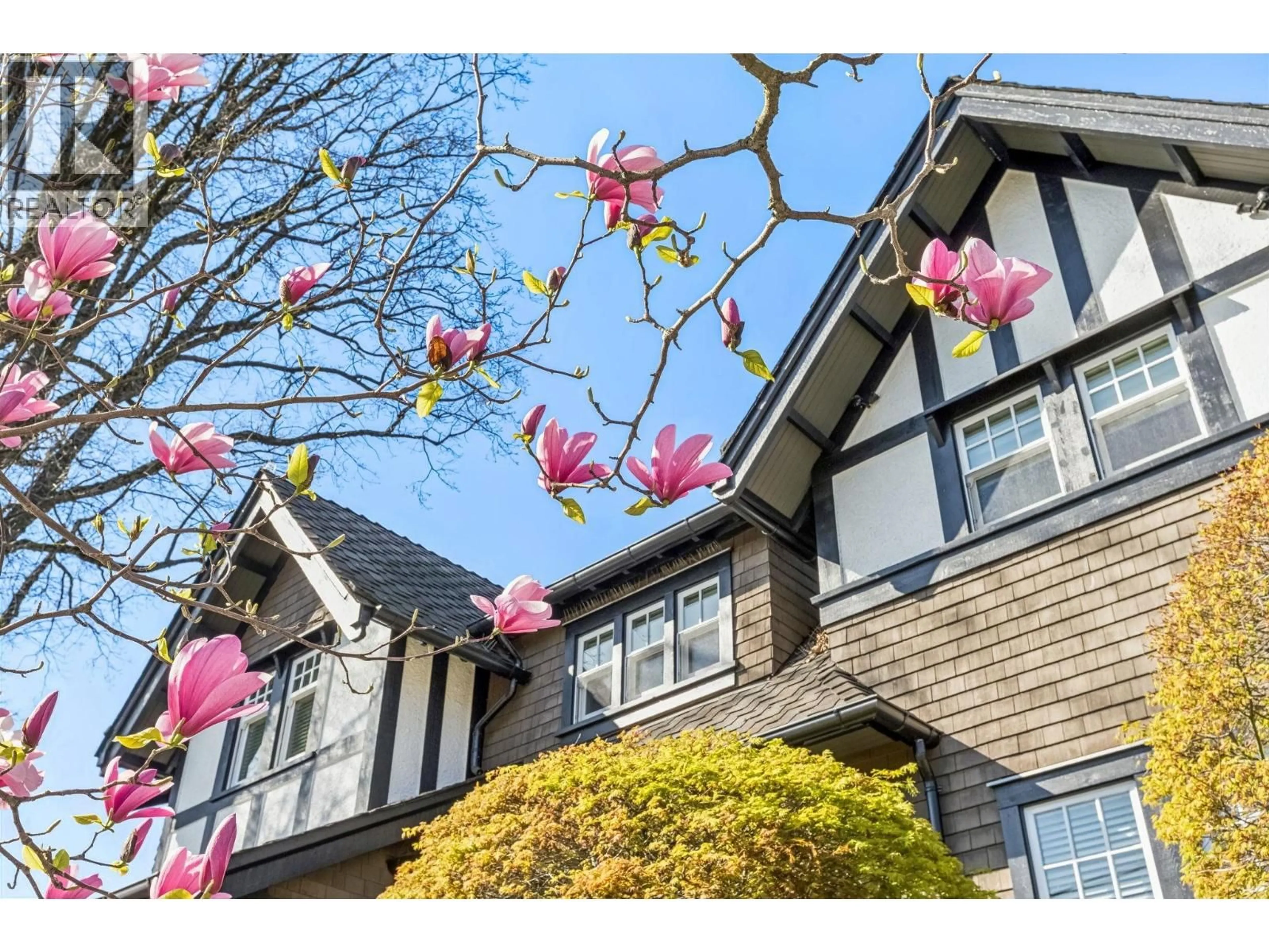 Home with vinyl exterior material, street for 207 - 116 23RD STREET, North Vancouver British Columbia V7M2A9